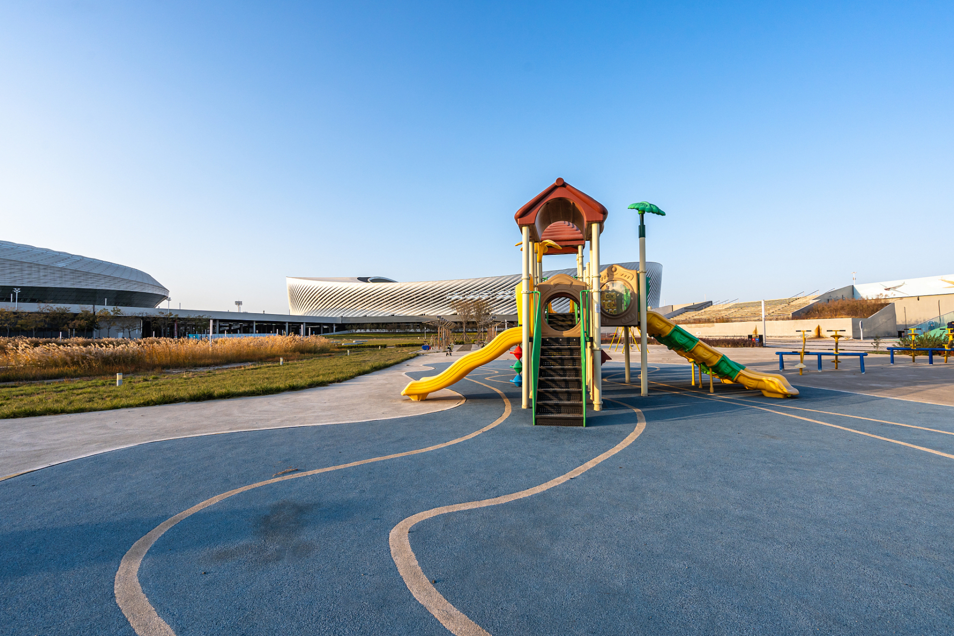 我们还为您打造了多个安全刺激的儿童游乐设施,如海