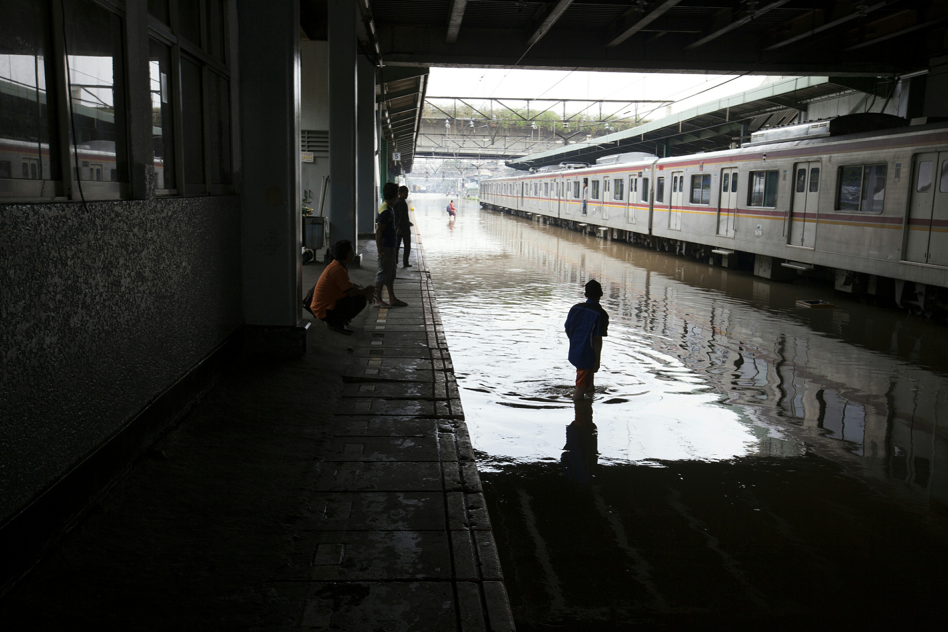 北京丰台开往乌海西的k396次列车由于暴雨停留数十个小时.