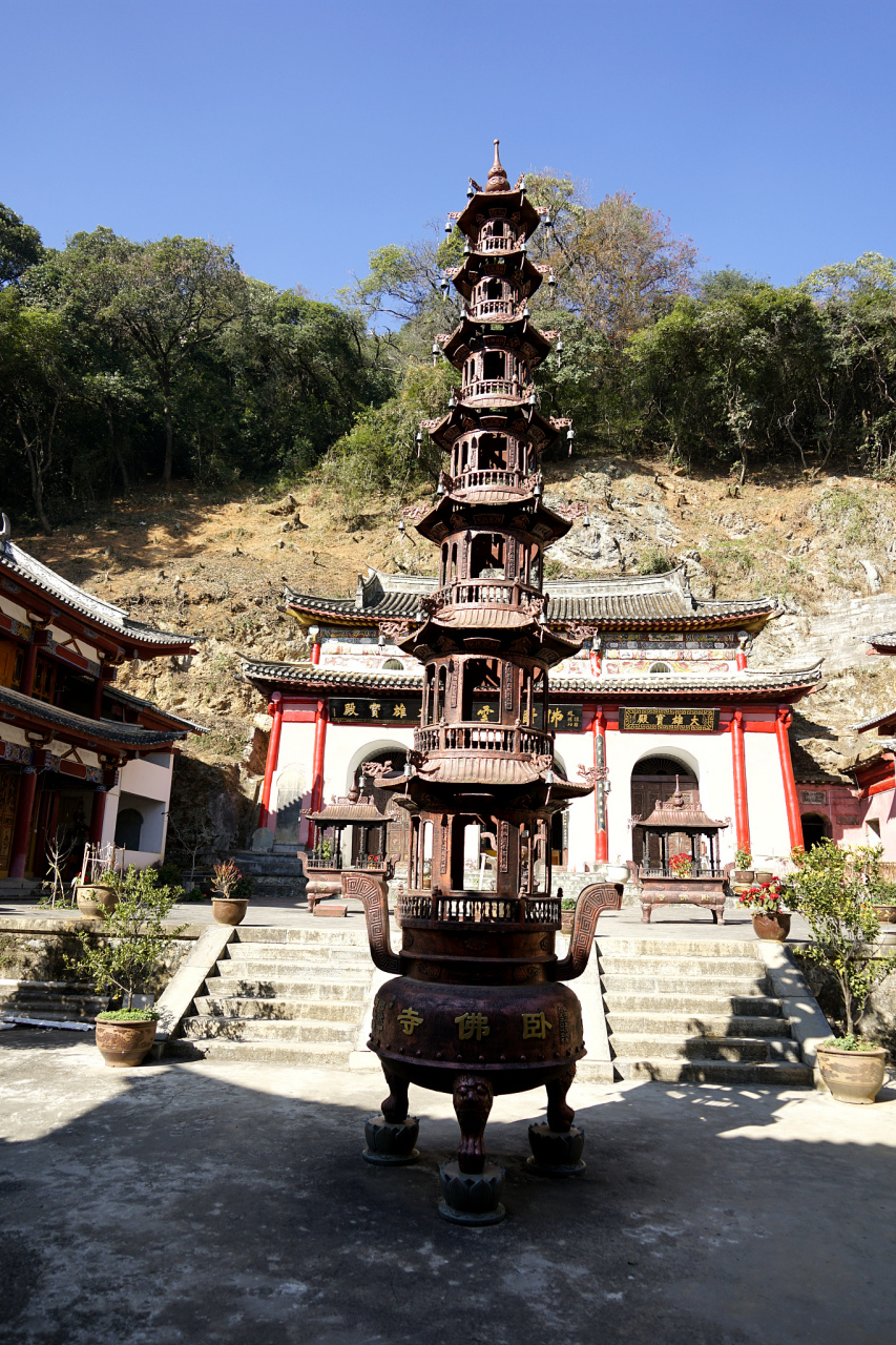 净峰寺,位于福建省泉州市惠安县的净峰山上,是一处独特的宗教胜地.