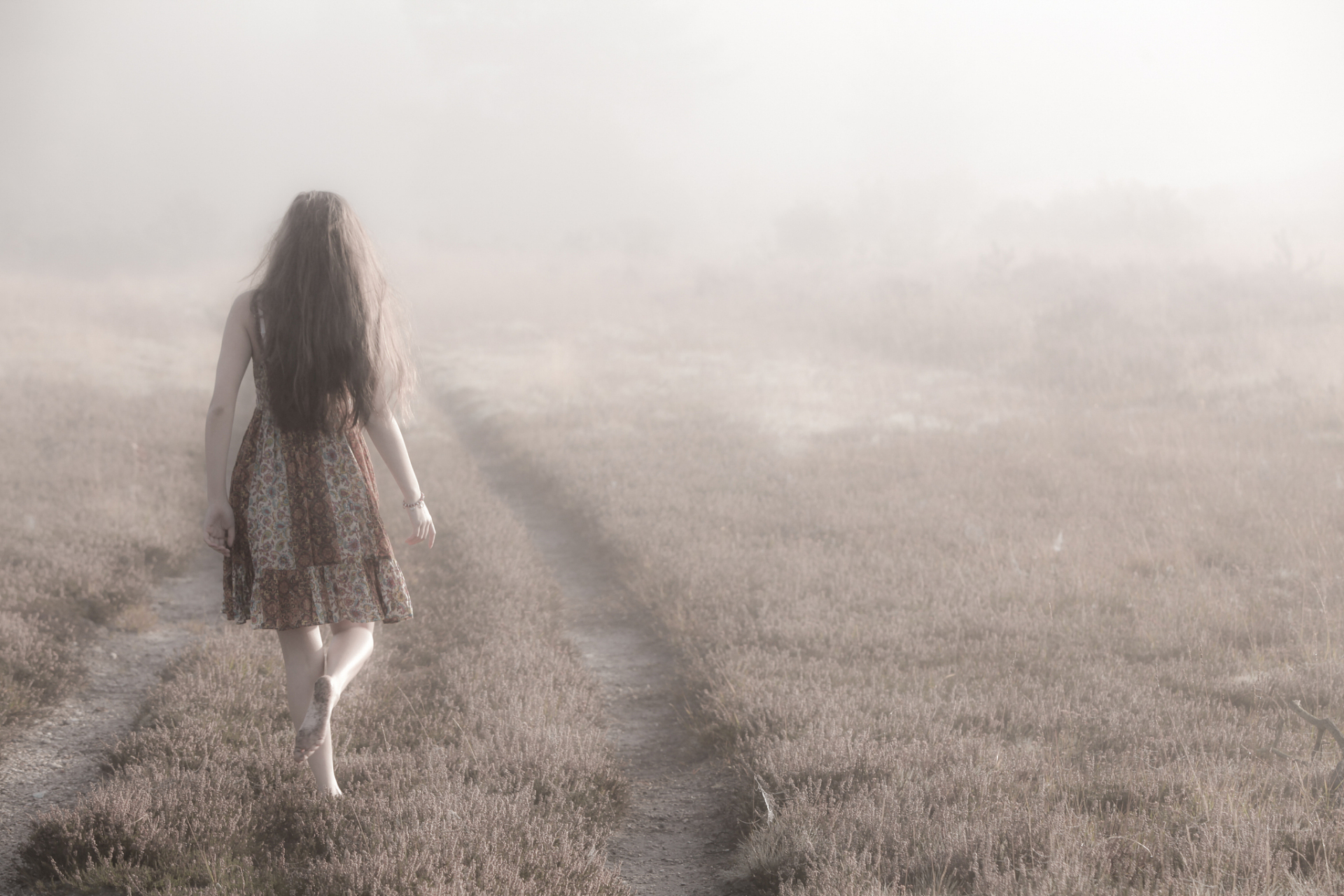 她只能蜷缩在角落里无助地哭泣着,眼了线的珠子