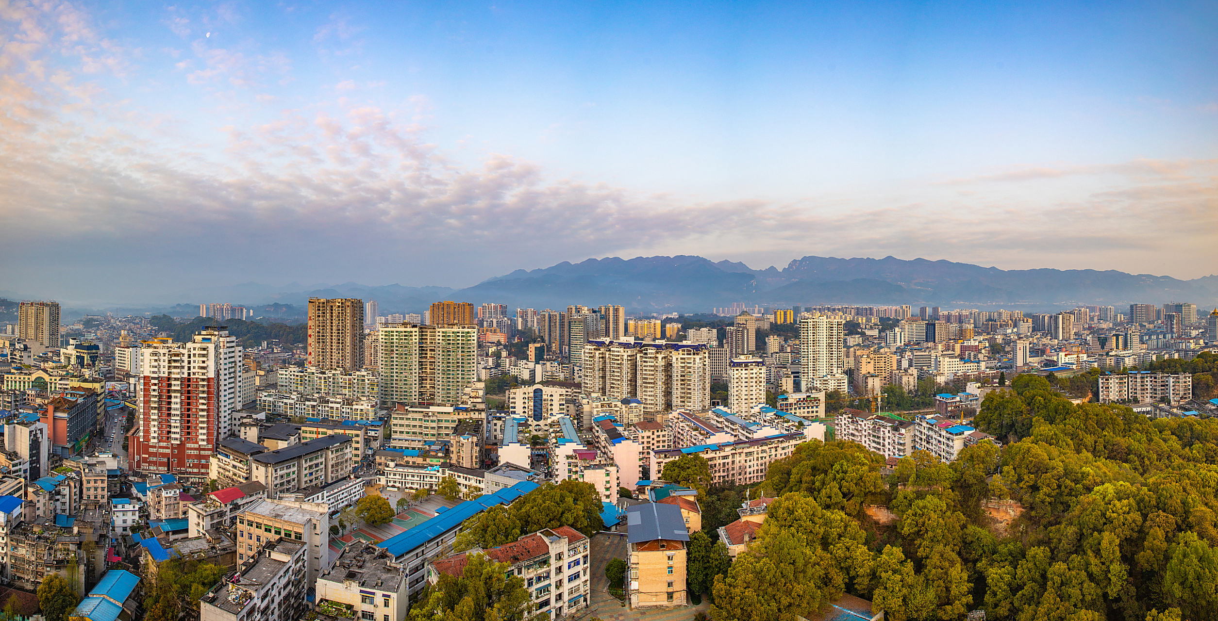 黄石市,湖北省辖地级市,为长江中游重要工业基地,沿江开放城市,抖东