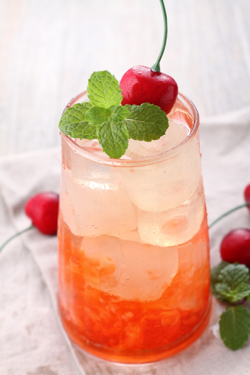 网红:释一刀创作 荔枝饮是一种美味可口的夏日饮品,以其甜美的荔 