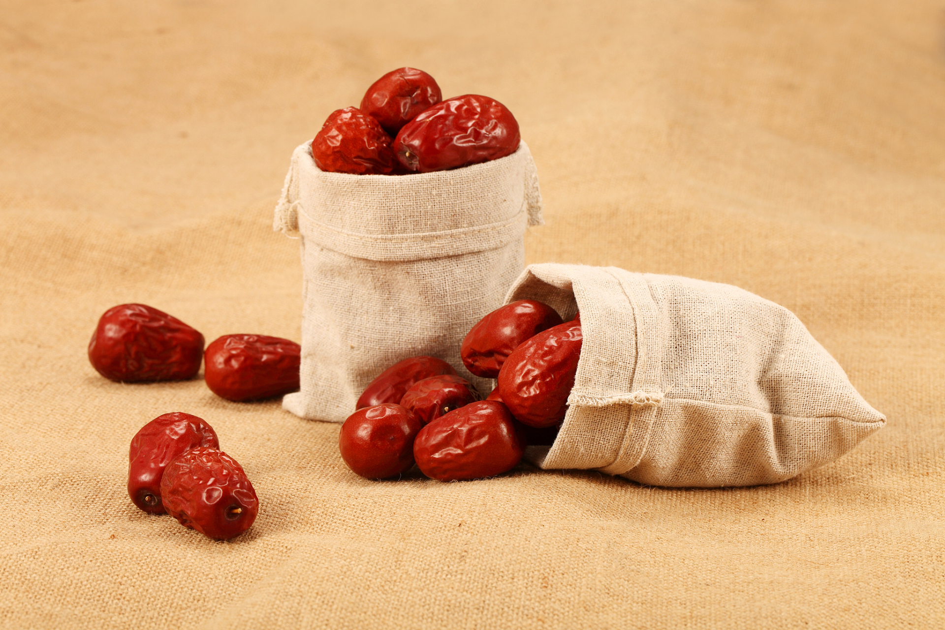 红枣,这颗被誉为"百果之王"的果实,自古以来就以其丰富的营养价值而