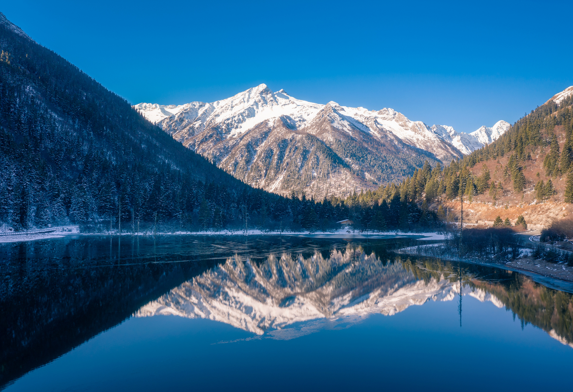 九寨沟附近雪山图片