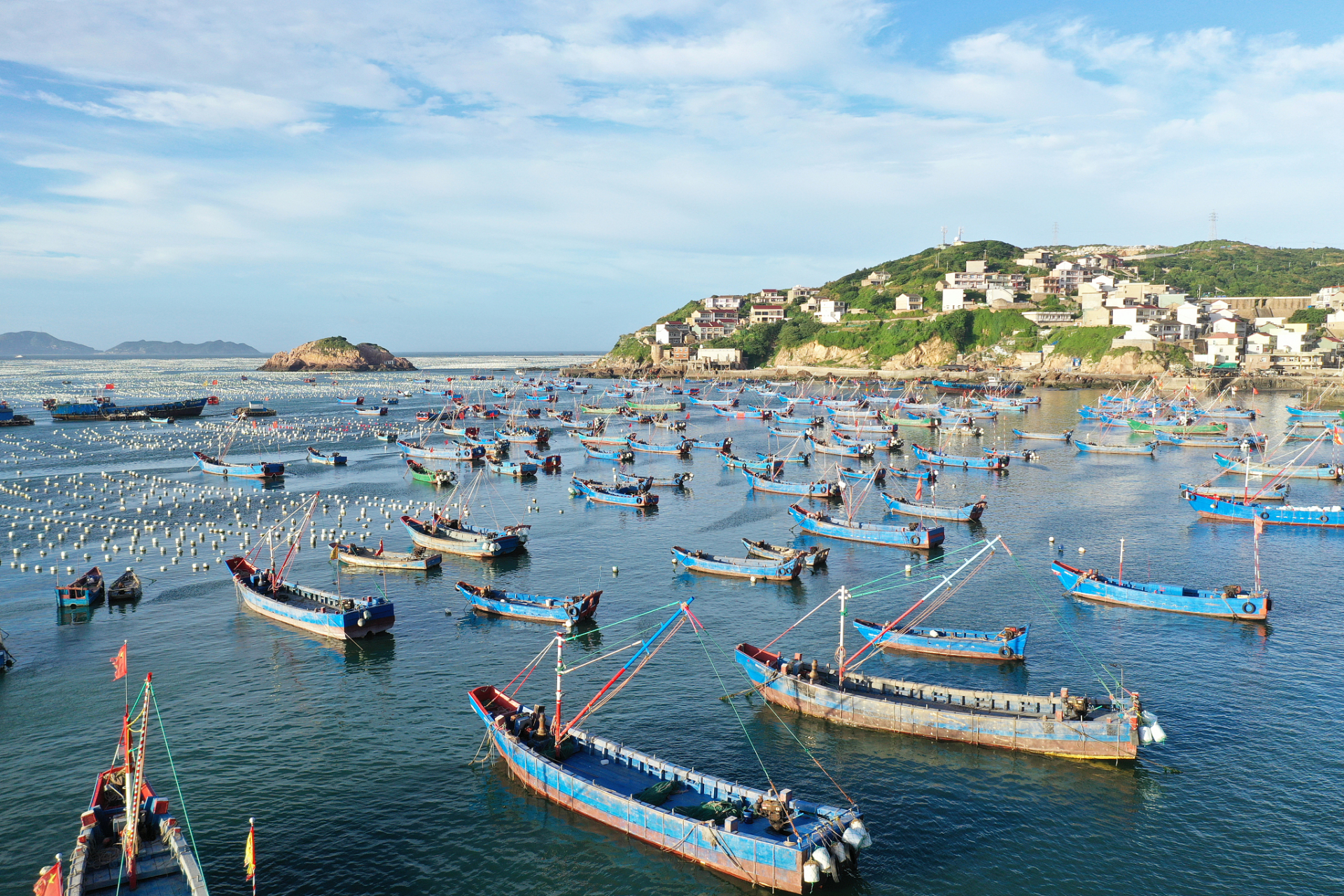 位于嵊泗列岛东部,枸杞岛以它的迷人之美和多样化的活动而闻名.