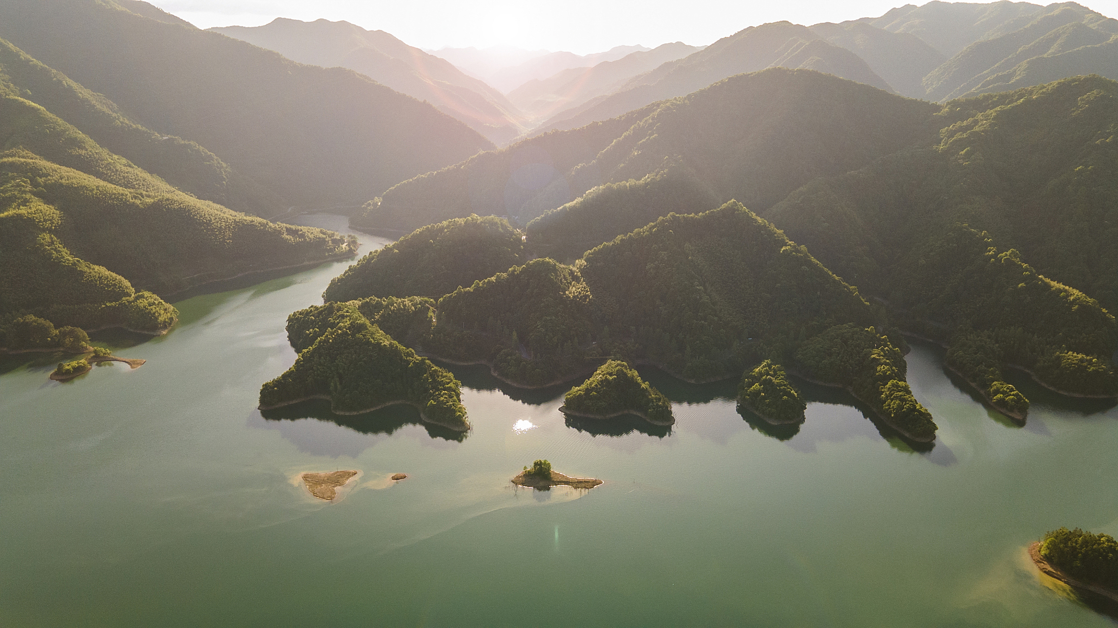 遂昌乌溪江位于浙江遂昌县境内,是一条风景秀丽的小江.
