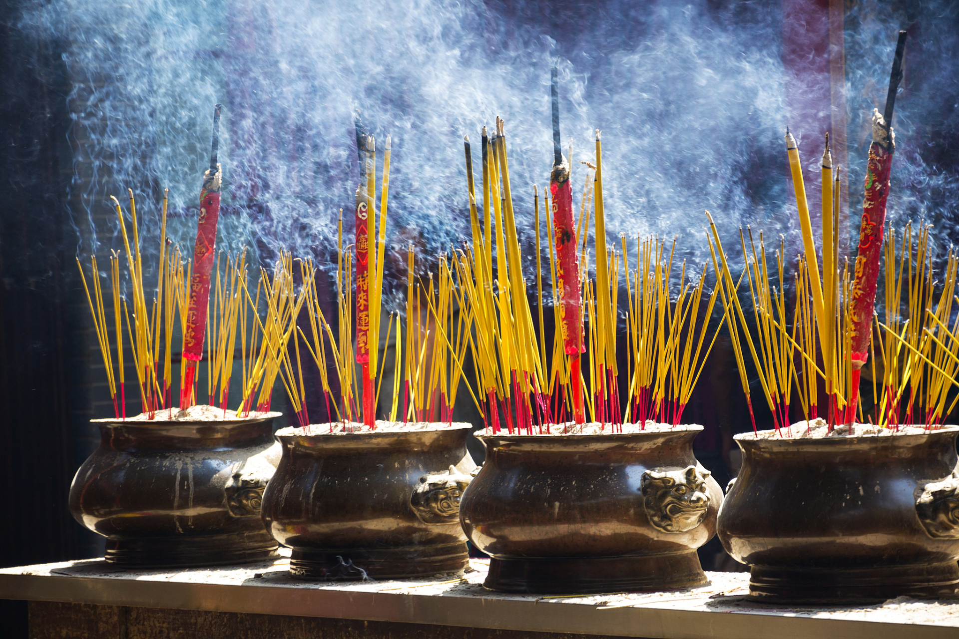 祭祀时燃香的图片图片