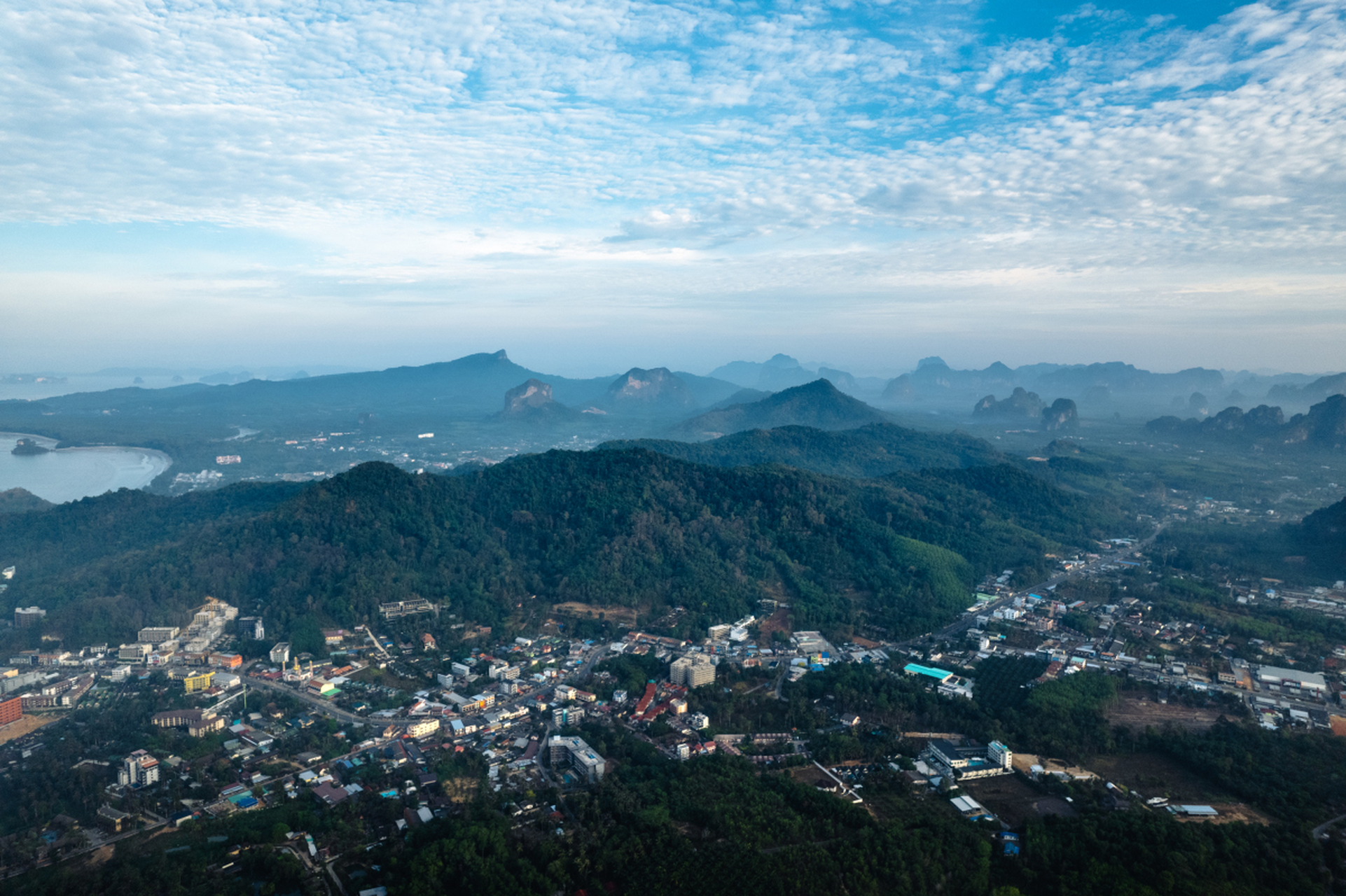 封开县,一个拥有龙山景区,黄岩洞陈列馆等无数自然与人文瑰宝的神秘之