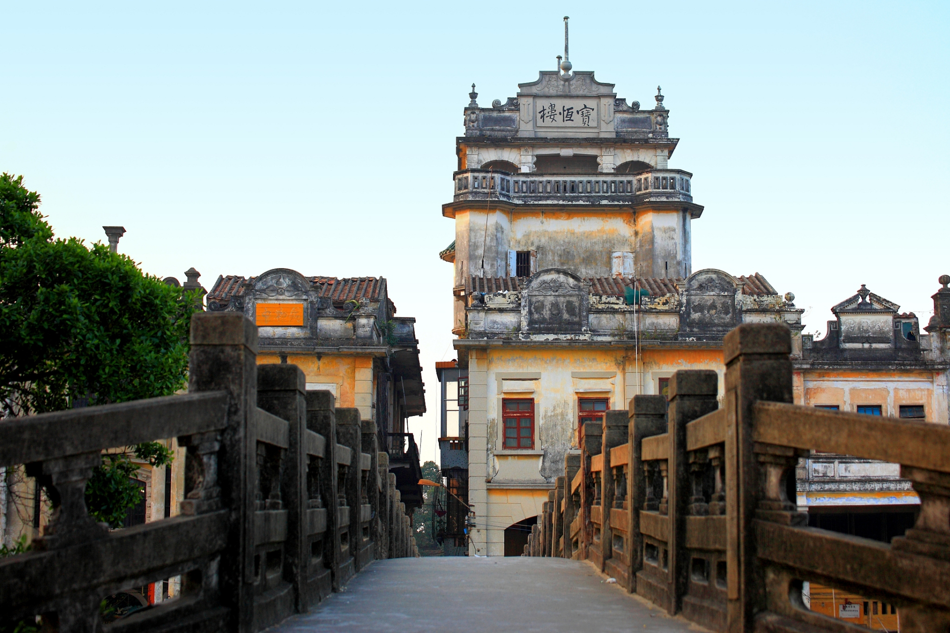 开平碉楼与村落位于广东省江门市开平市,是广东省第一处世界文化遗产