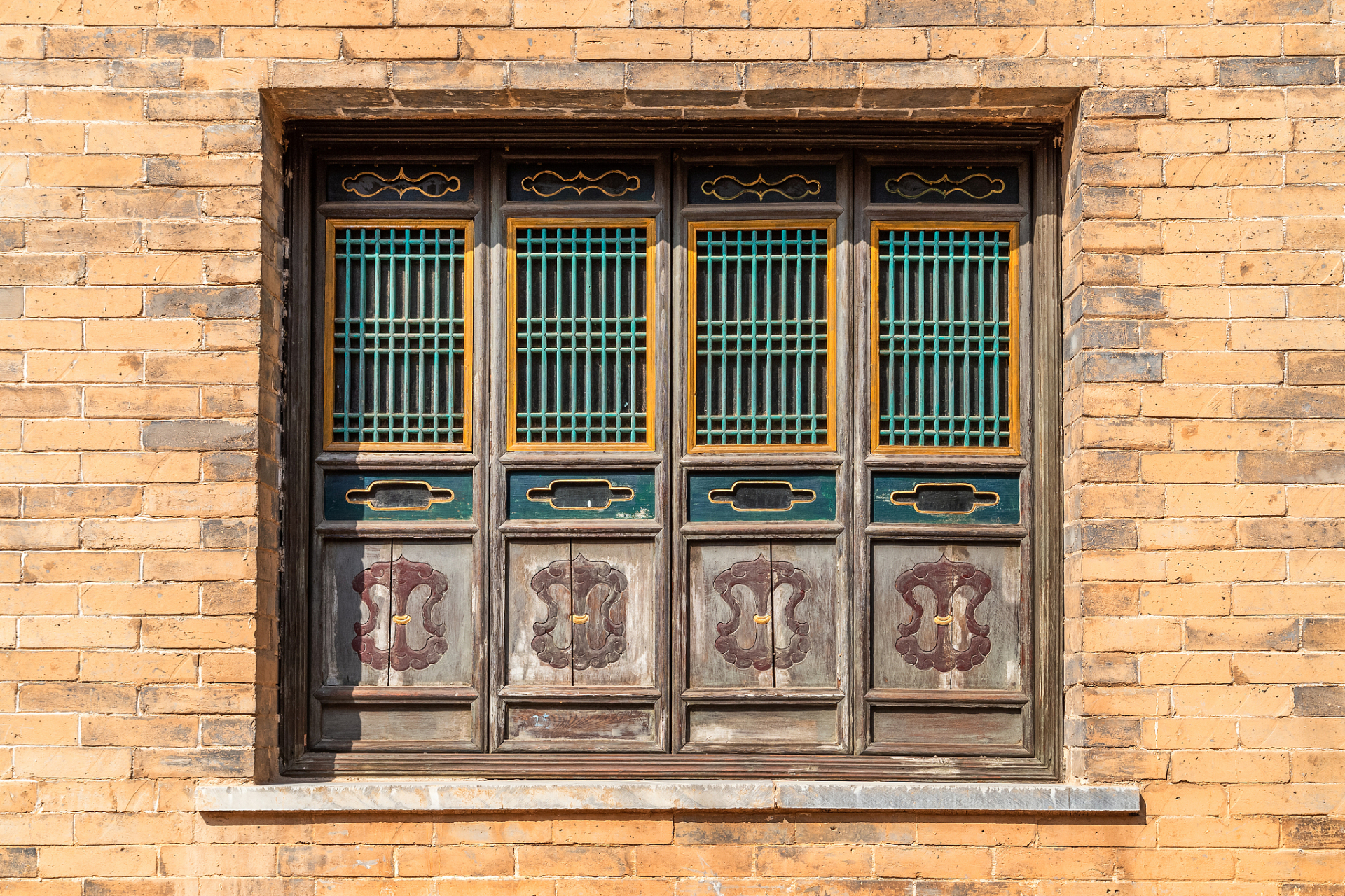 中国传统门窗是中国古代建筑装饰的重要组成部分,其文化内涵深厚,体现