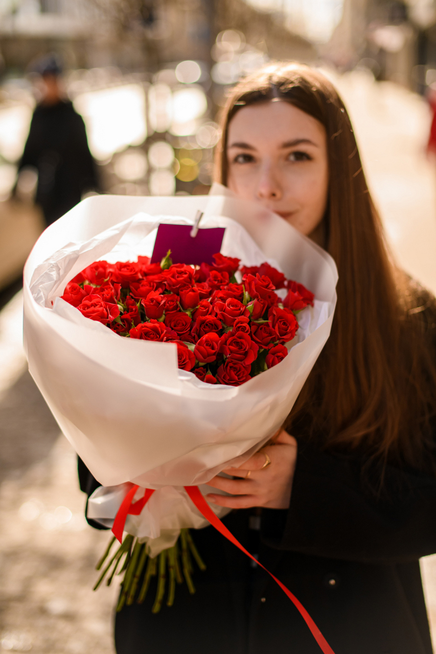 推荐玫瑰,郁金香,百合等花卉,注意花束大小,包装及送花时间.