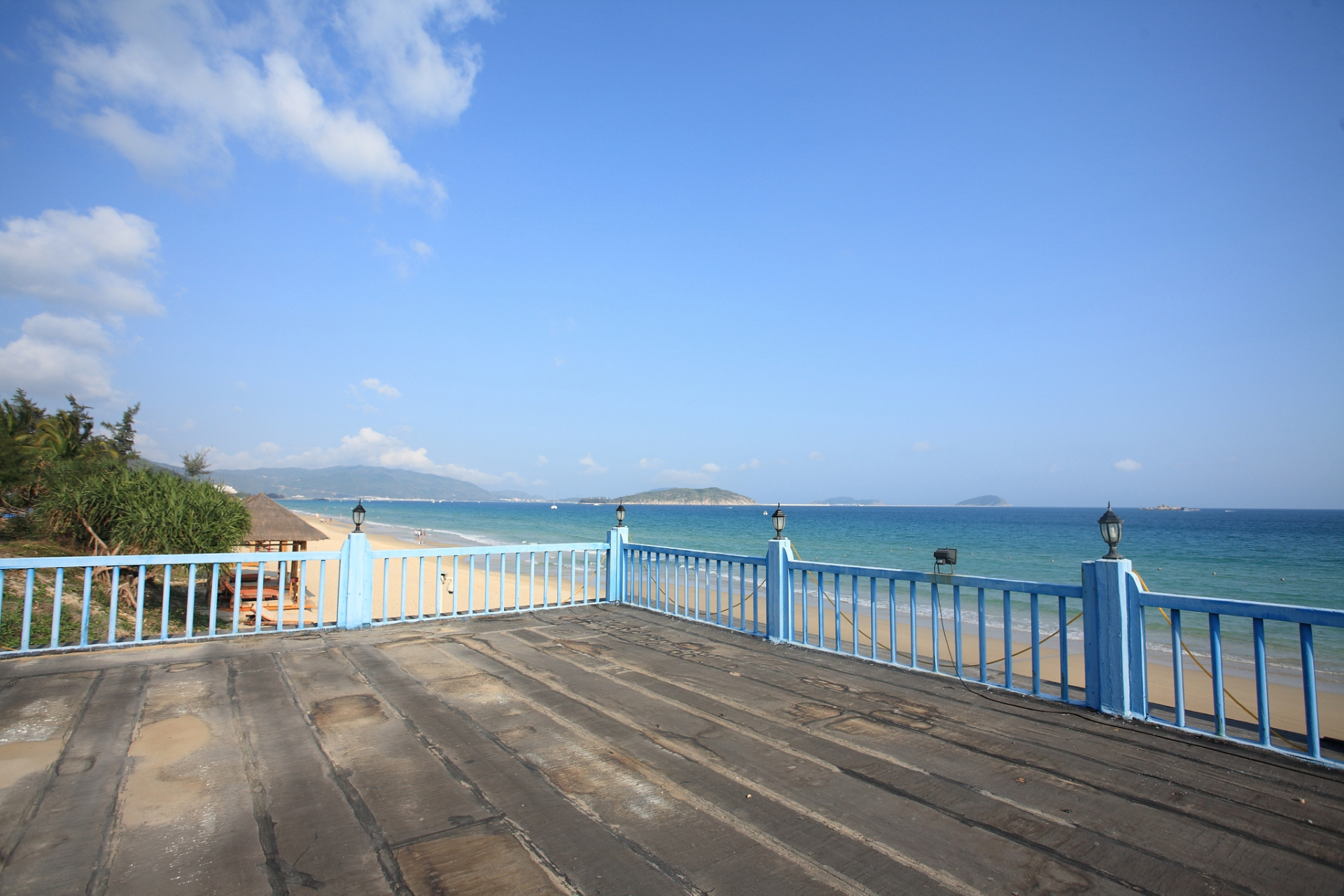 深圳大梅沙是一个位于深圳市盐田区的海滨旅游胜地,它以宽阔的沙滩