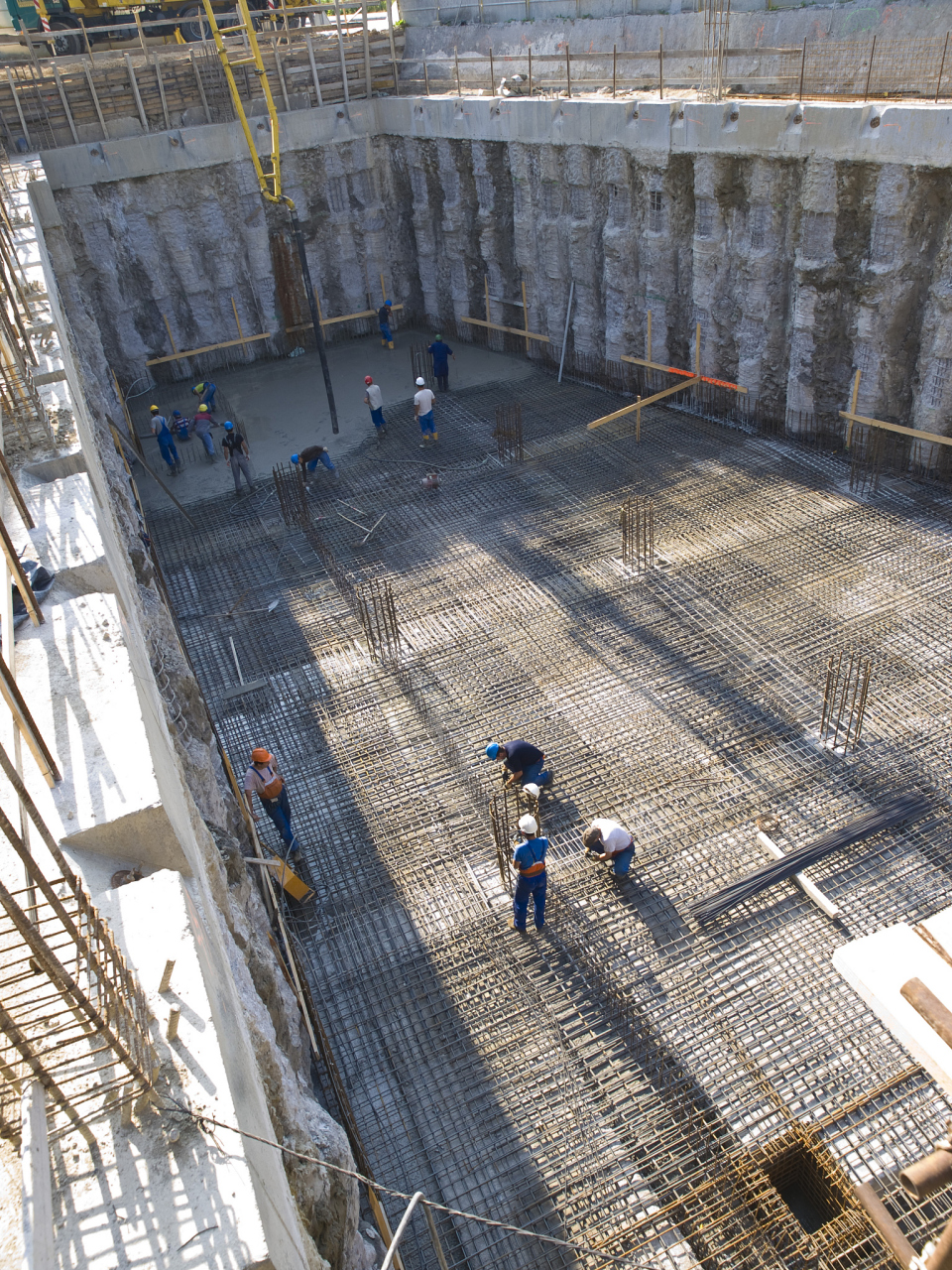 基坑支护土钉墙施工的2点要求:   1,土钉的倾角以 5 至 20 度为宜,其