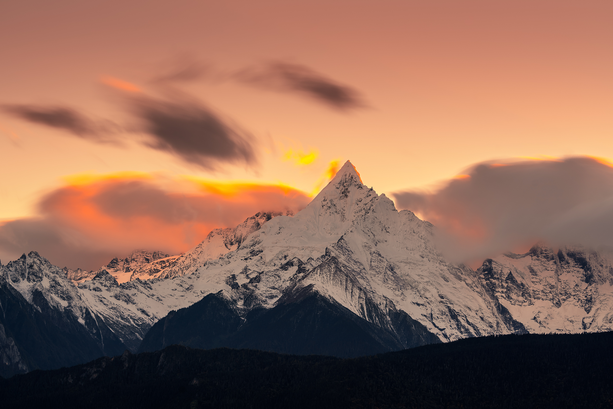 当雅拉香布,库拉岗日等雪山的峰顶被晨光染成炽烈的金红色