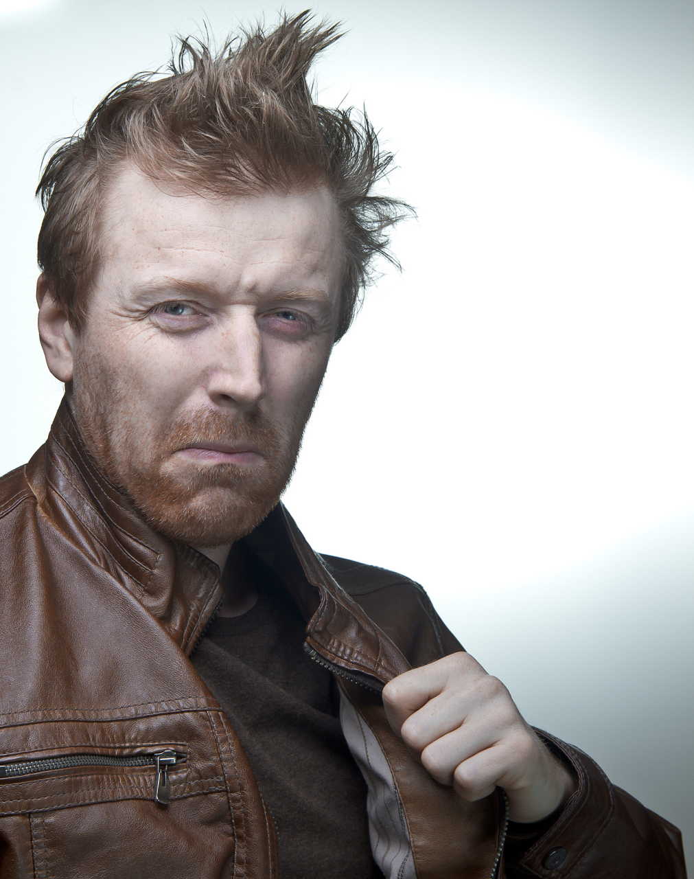 好莱坞硬汉演员卡尔·韦瑟斯去世,引发了广泛的哀悼.