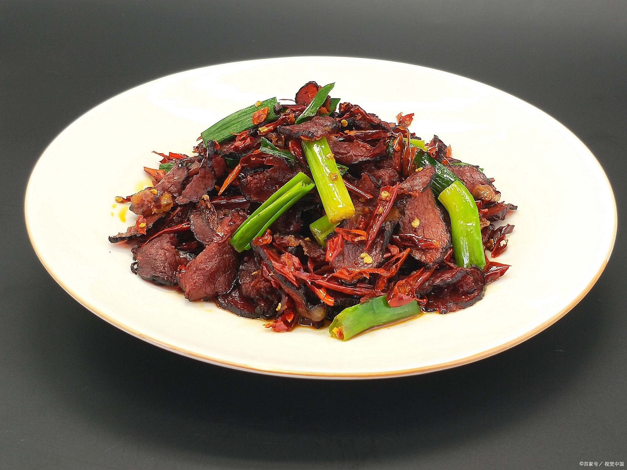 血酱鸭是湖南的一道特色美食,制作方法虽然繁琐,但每一步都重要