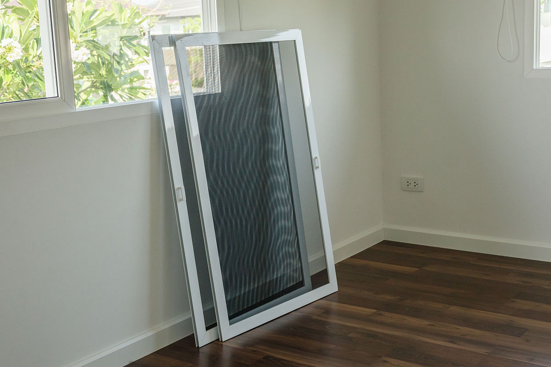 上下推拉式纱窗是一种常见的窗户装置,它可以防止蚊虫和其他小昆虫