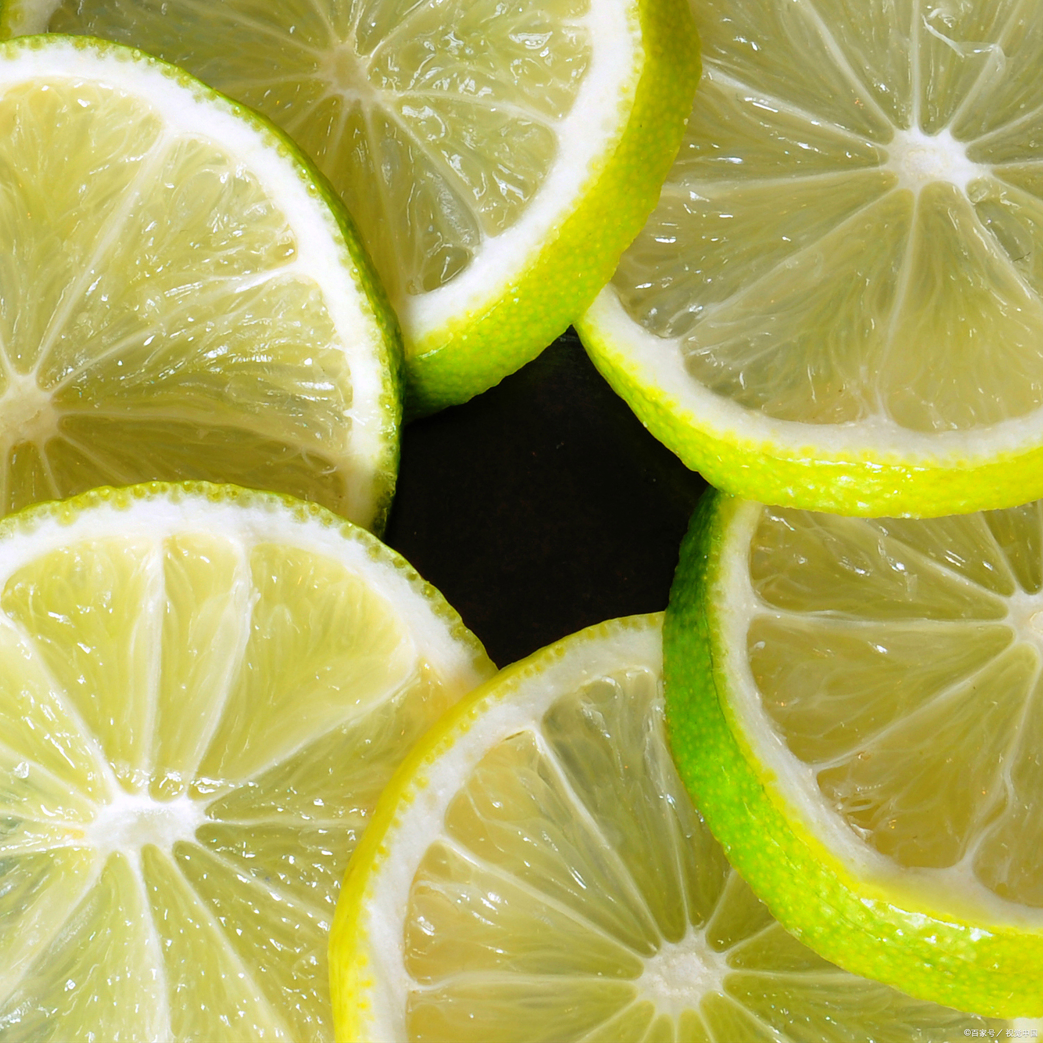 柠檬水是一种清爽,有助于消化和补充维生素c的饮料.