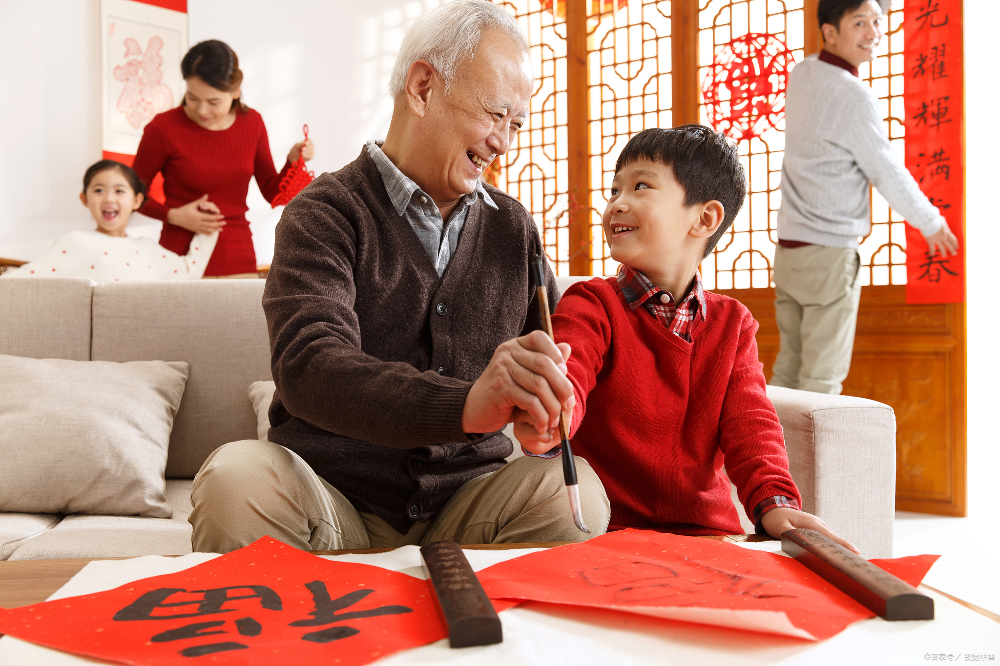 妈妈和堂弟在家庭传统中的传承