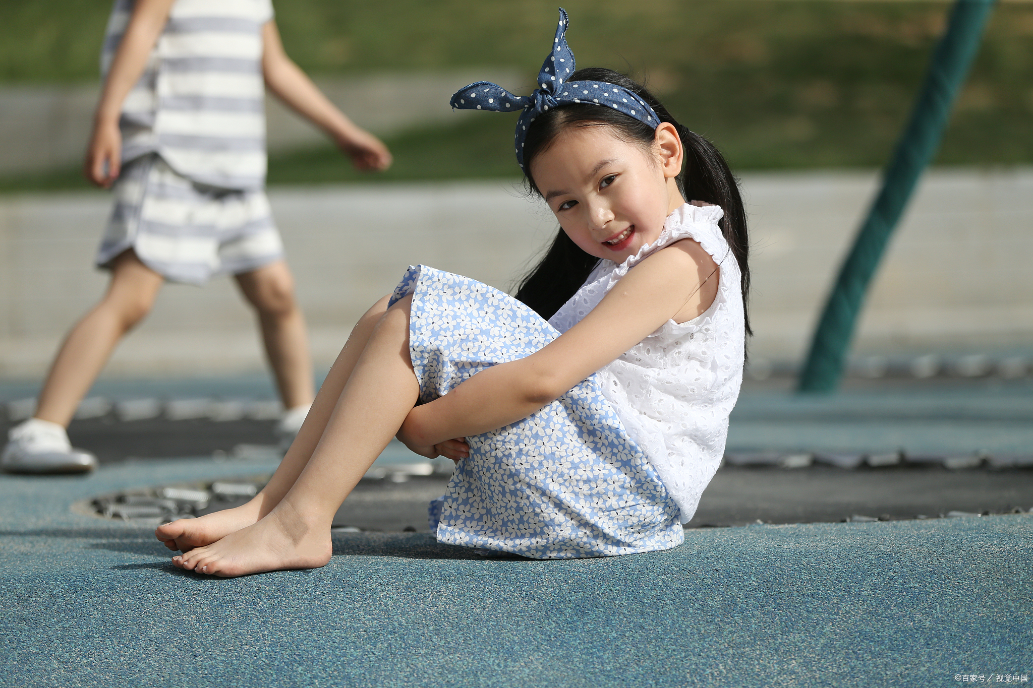 现在很多孩子动不动就腹痛,腹泻,究其原因,主要和孩子喜欢光脚走路有