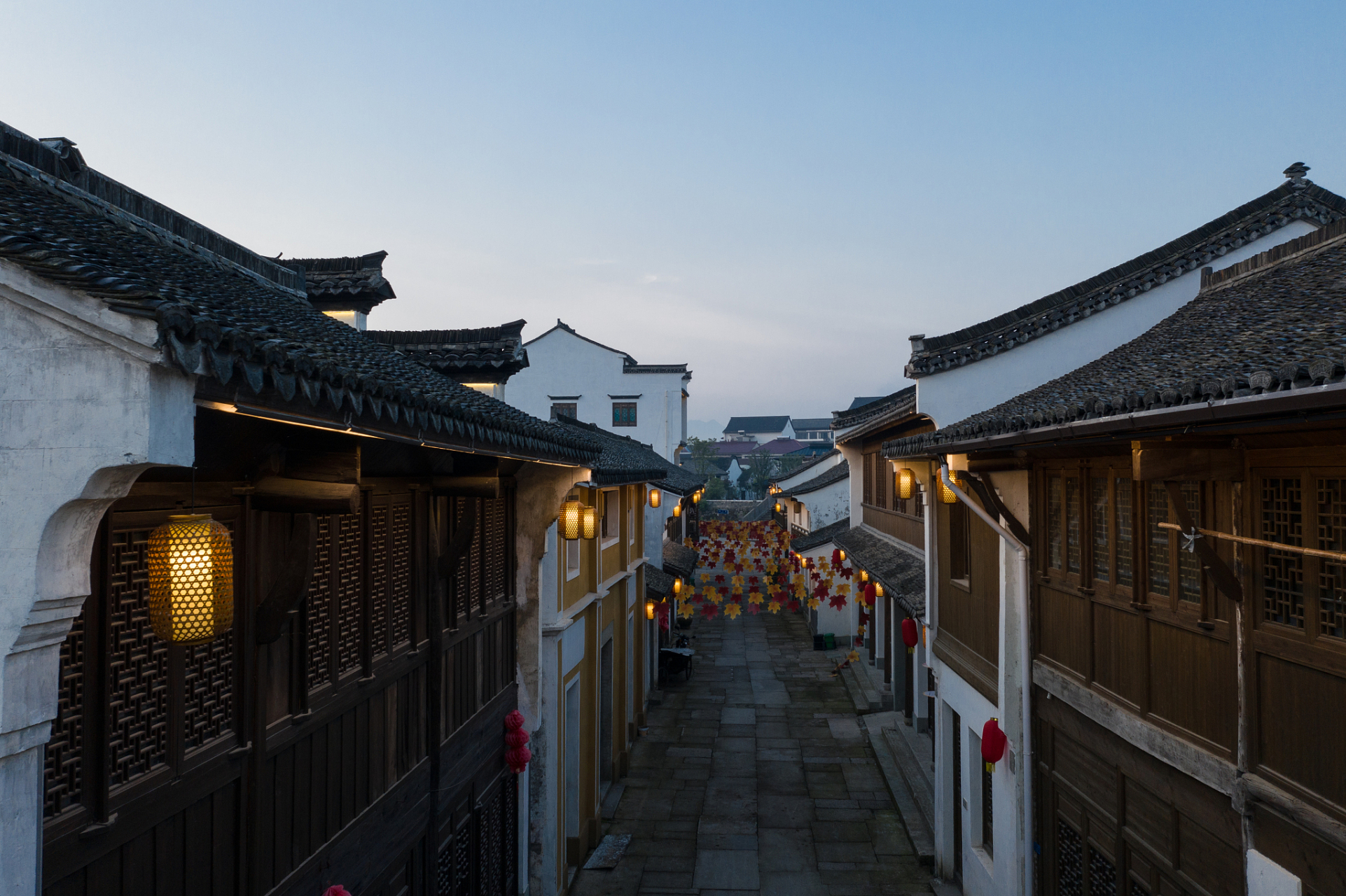 鸣鹤古镇,坐落在白洋湖旁,与五磊山风景区相邻,呈现出山水相依的绝美