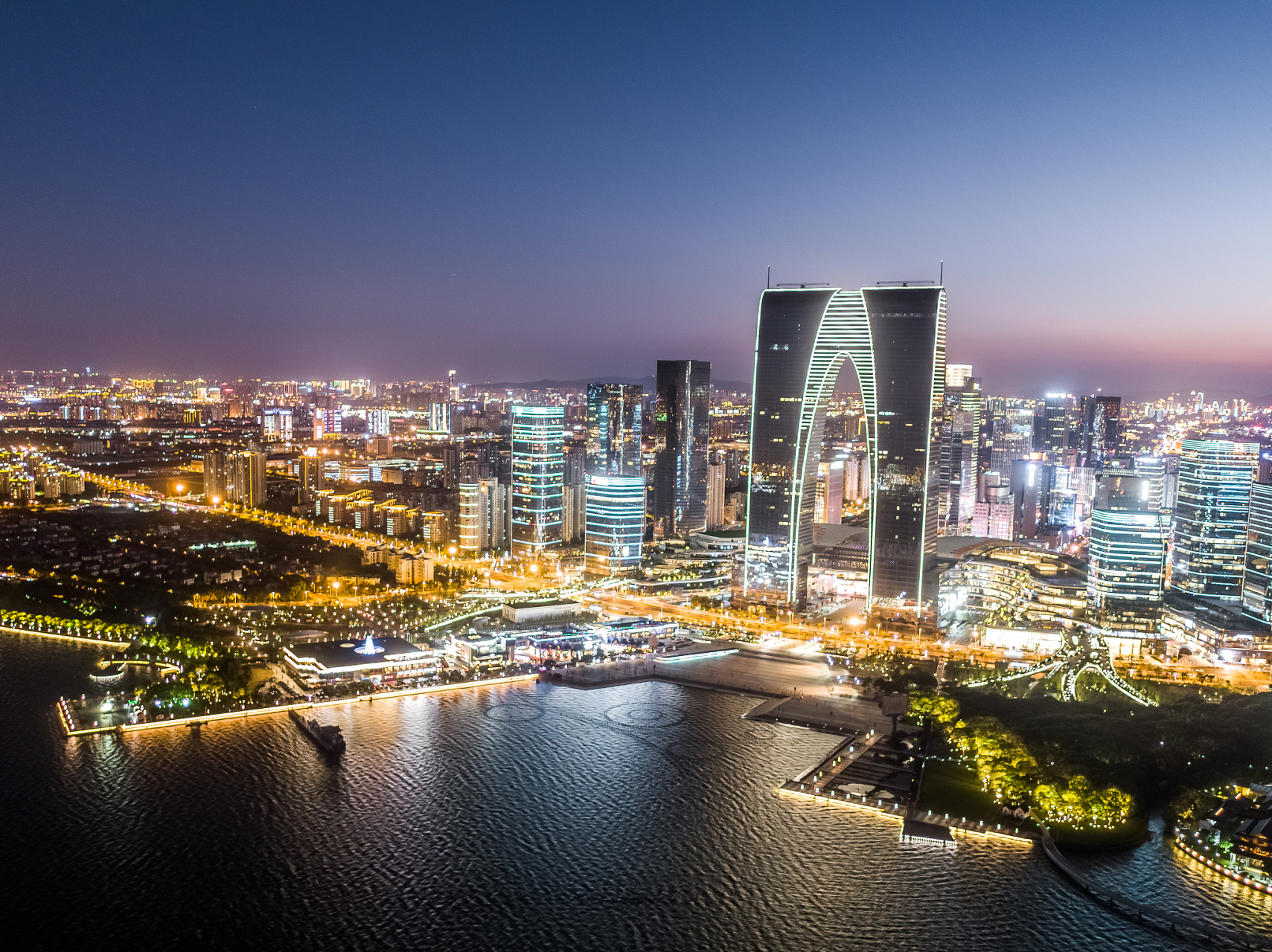 亲爱的朋友们,让我来给你们揭秘苏州最美的夜景吧!