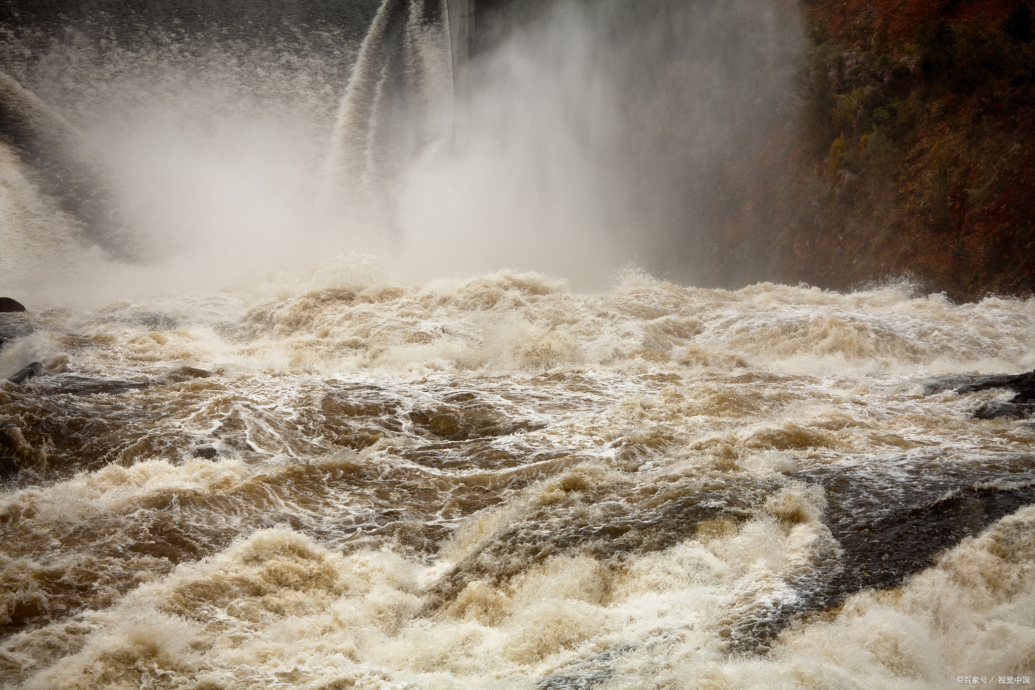 村支书勇救群众,却痛失爱女,这一幕让人泪目又心生敬意!