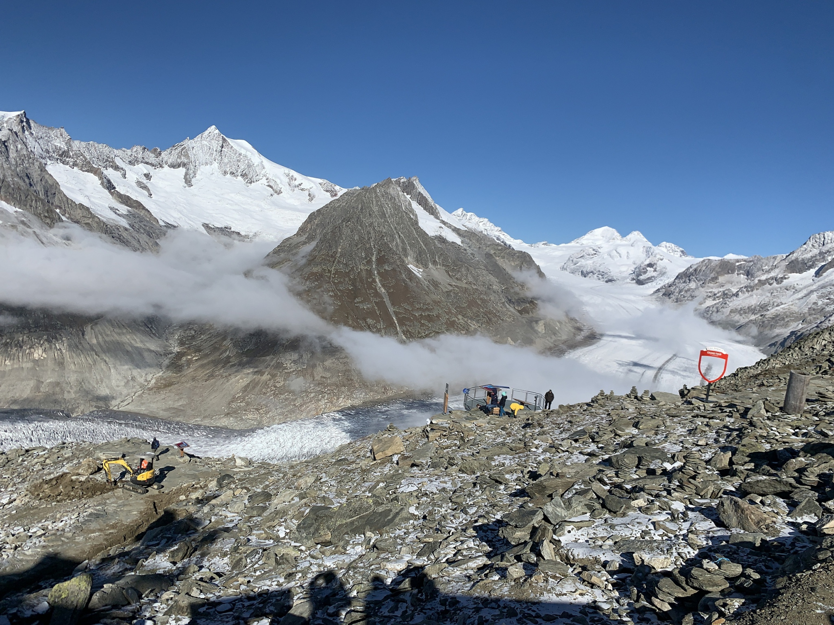 9015 壮丽的冰川景观:海螺沟冰川位于四川省甘孜藏族自治州,是