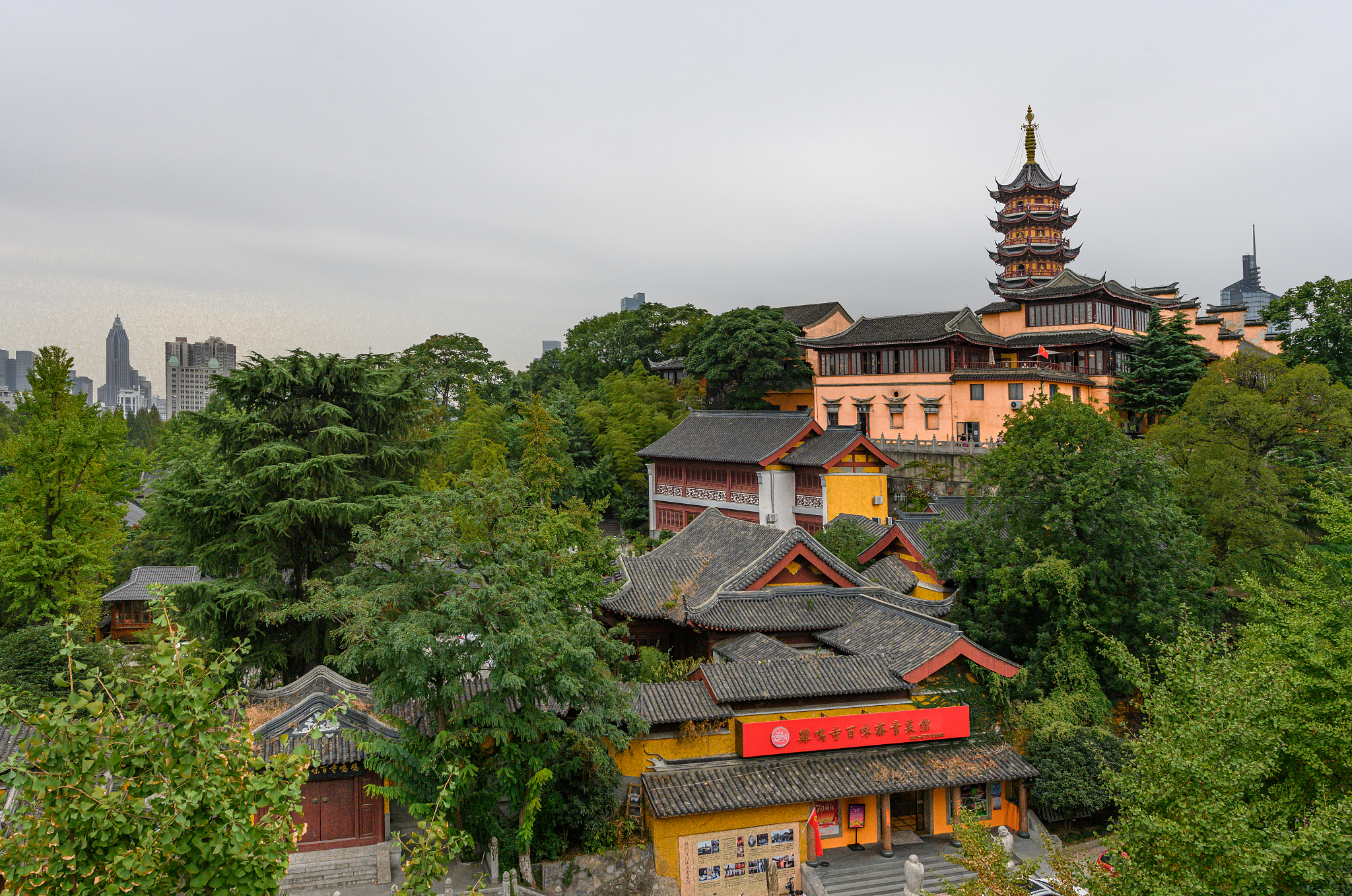 南京的鸡鸣寺,夏日游玩的古寺探访?
