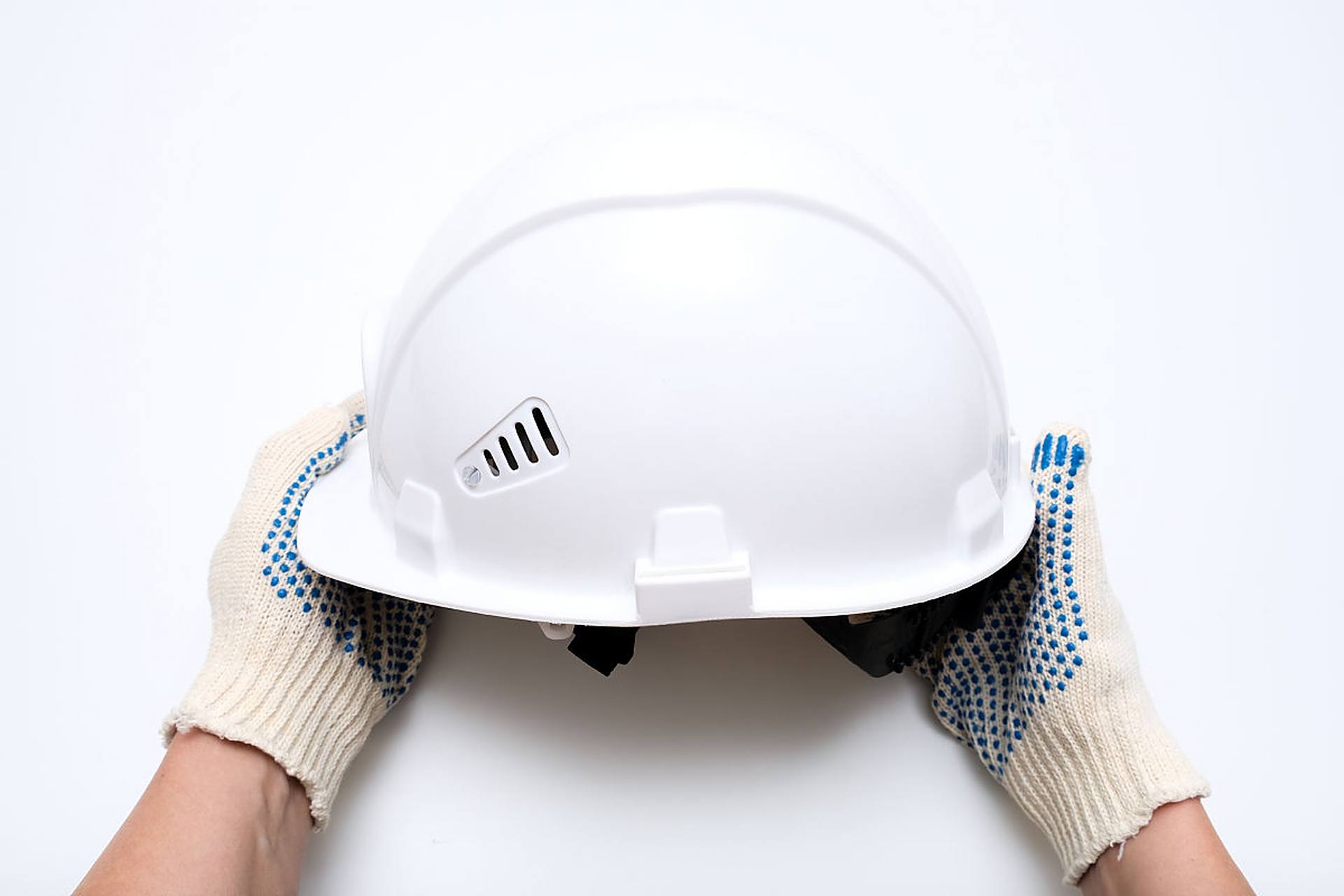 白帽子在工地通常被视为中流砥柱,负责协调和管理工作,确保工程的顺利