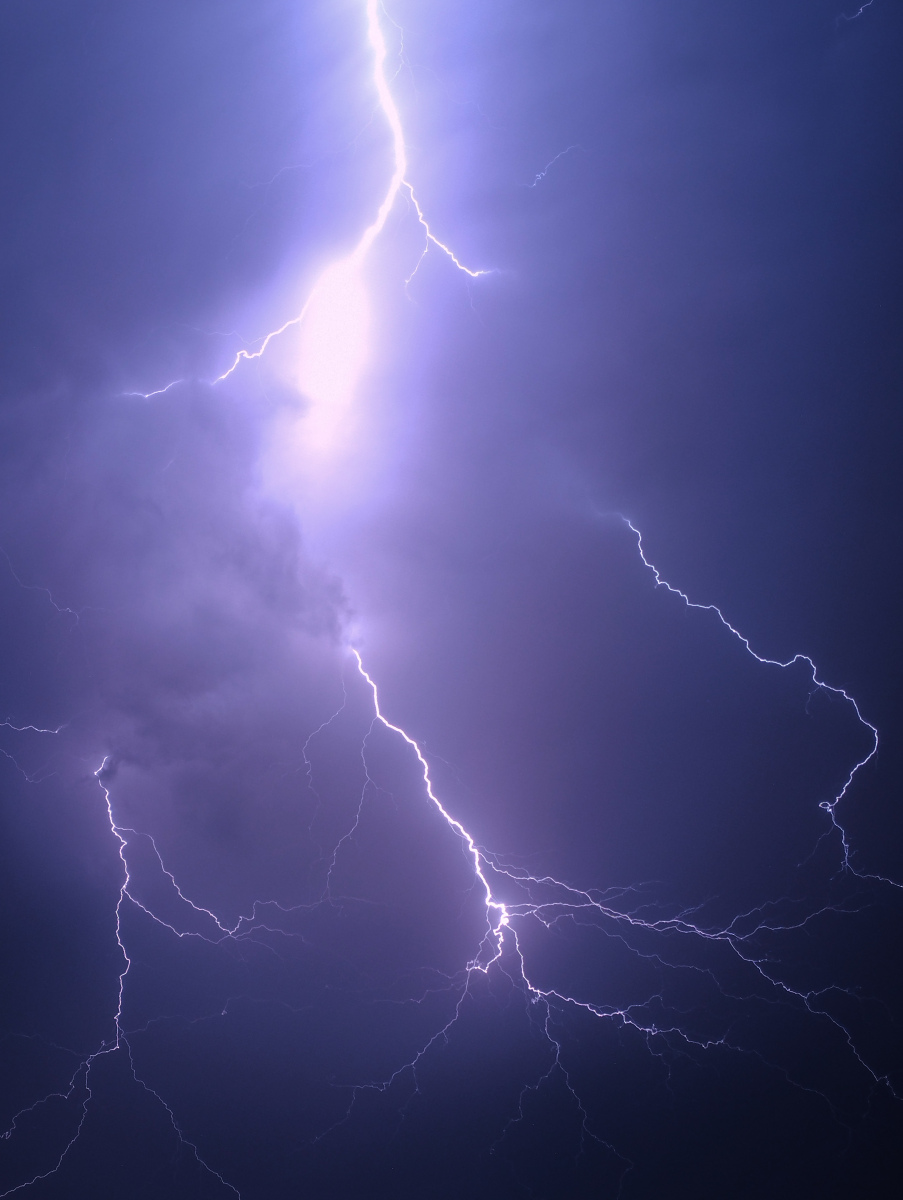 电闪雷鸣的,仿佛整个天空都在上演一场震撼人心的交响乐章