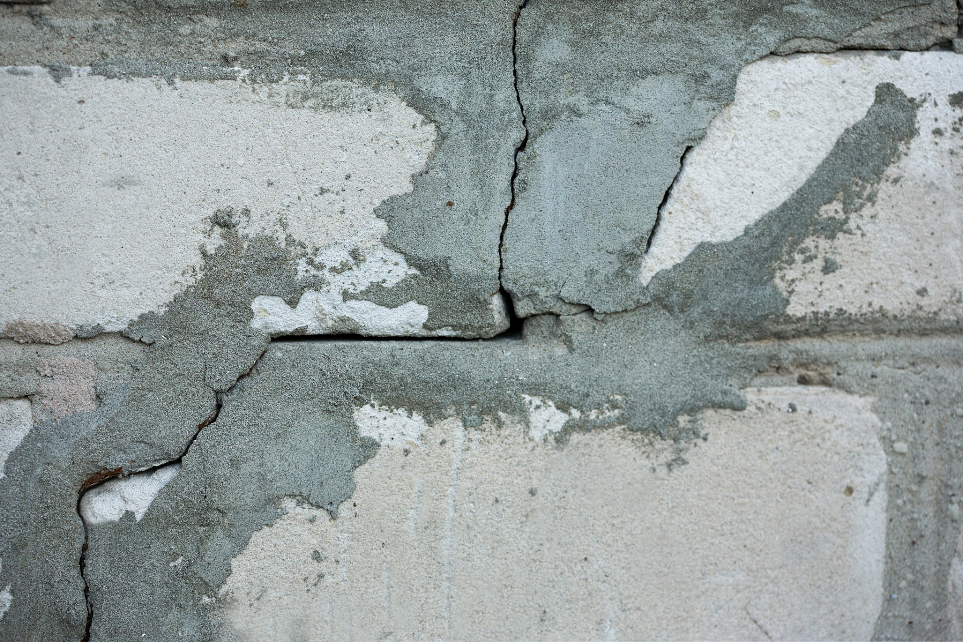 混凝土楼板裂缝是建筑问题中比较常见的一种,针对不同原因造成的裂缝