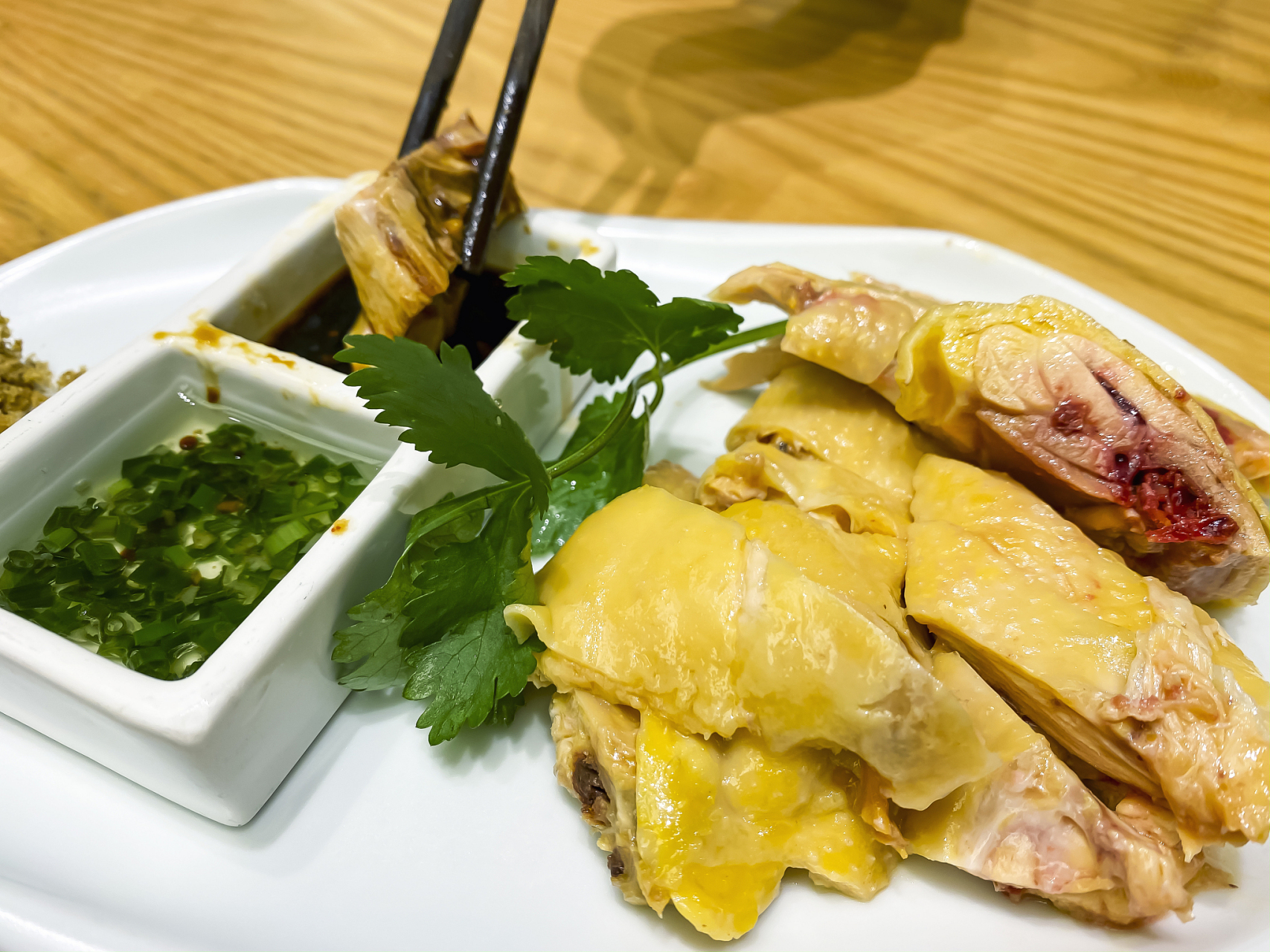 今天我要分享一道广东经典名菜——白切鸡!