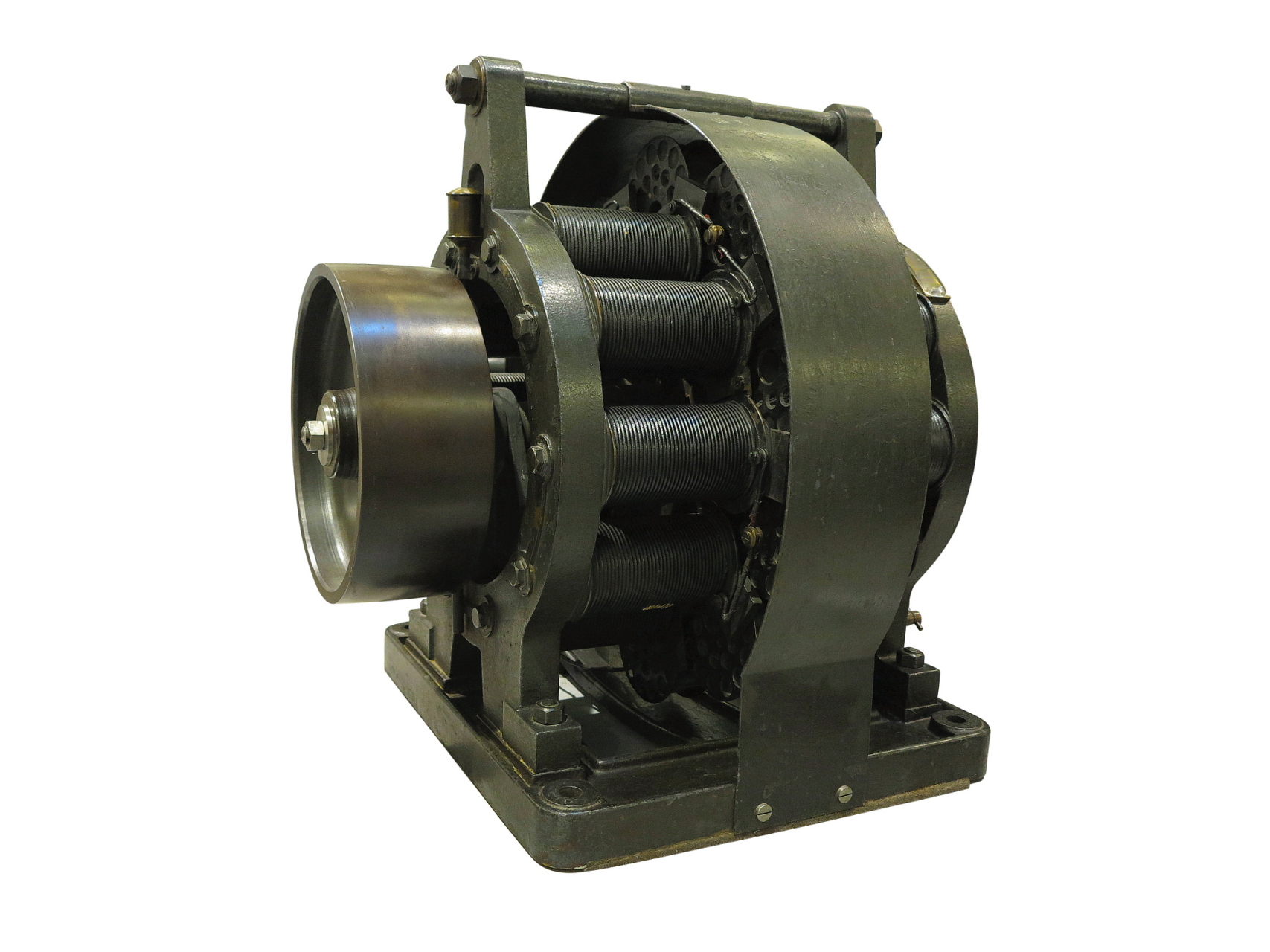 机是电梯的关键部件之一,其种类和优缺点如下:  传统蜗轮蜗杆曳引机