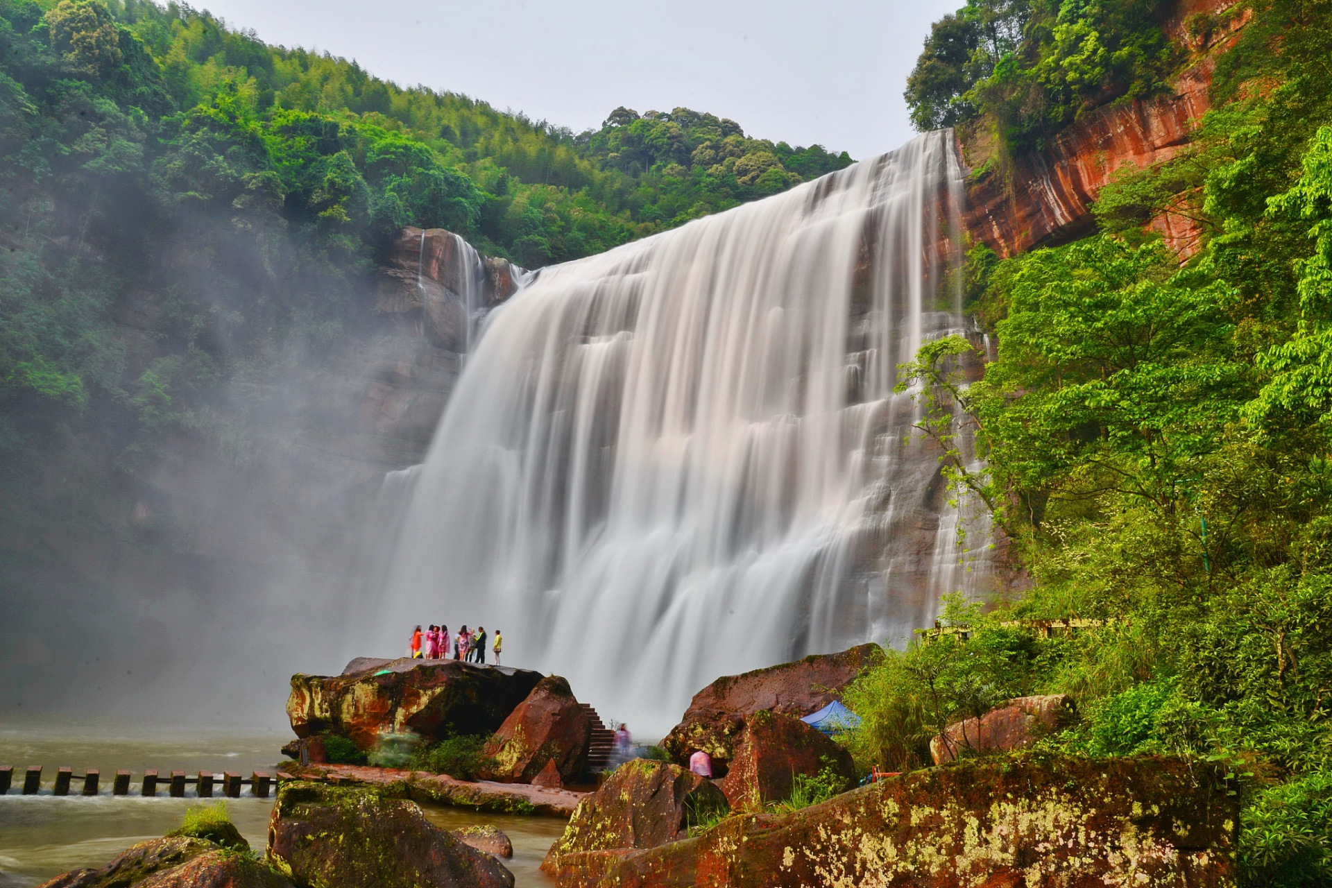 景区(又名十丈洞景区)位于贵州省赤水市南部,赤水河支流风溪河上游,离