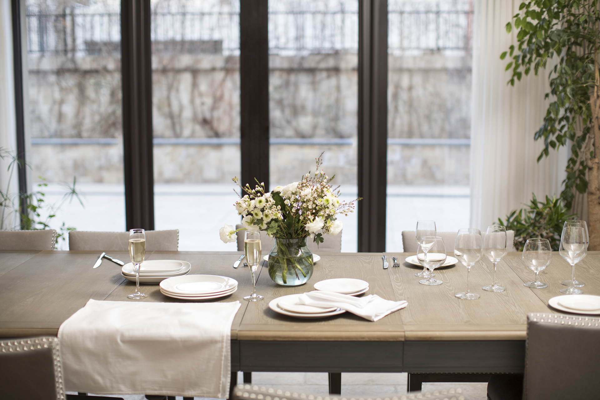 轻奢生活是一种追求高品质,精致优雅的生活方式,而简约风格的装修正是