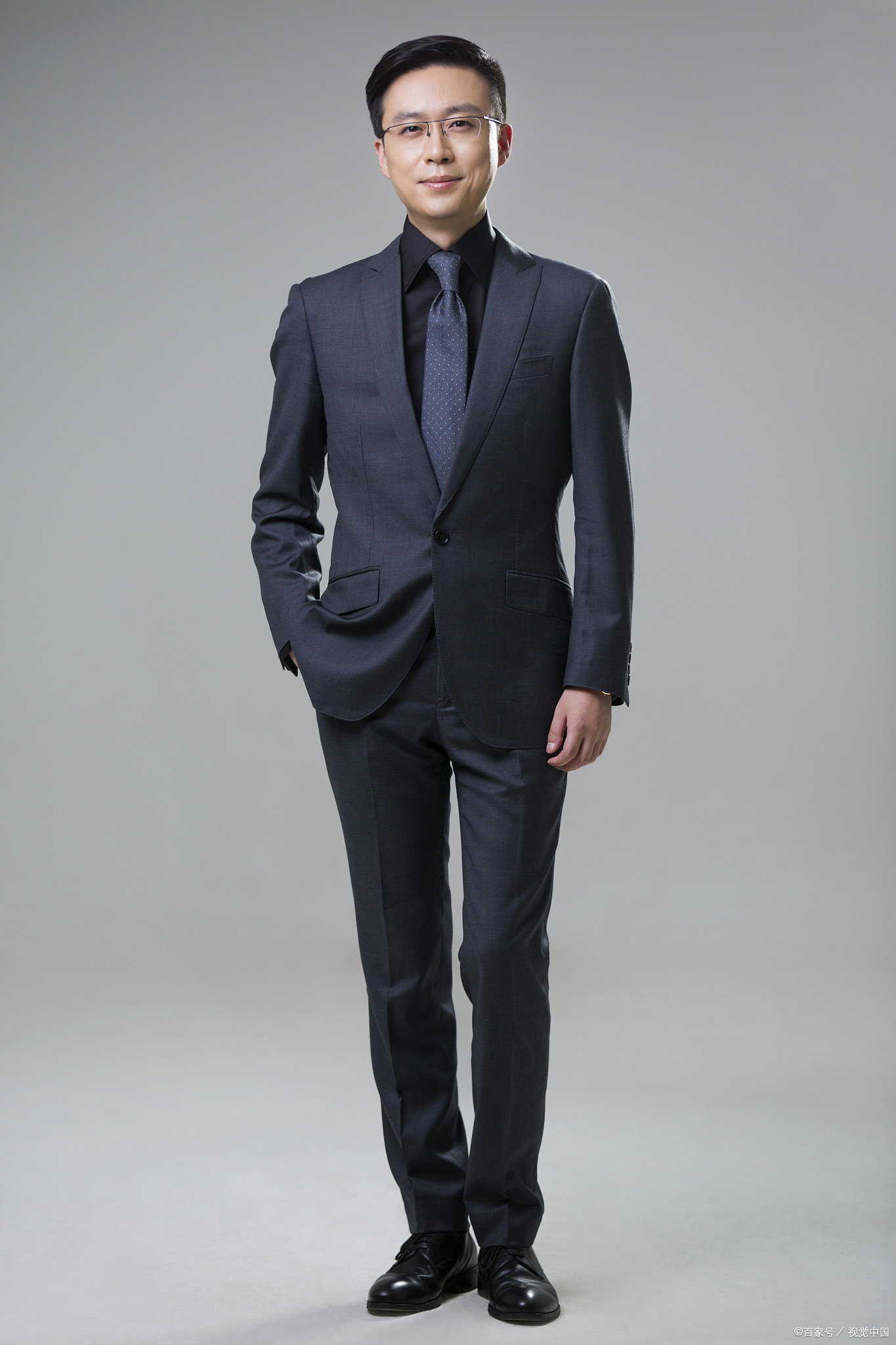 我们提供各类男女西服男士礼服,演出服近9万套,款式新颖,质量上乘