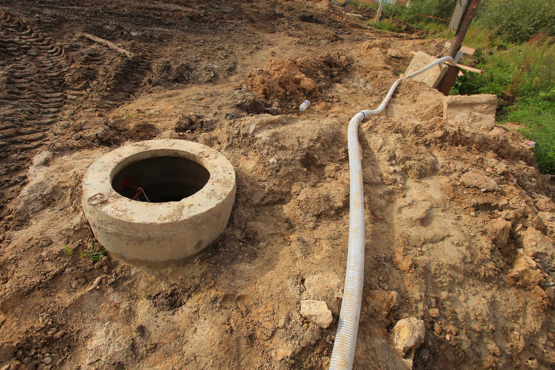 2. 砌砖:按设计好的渗水井尺寸,先砌好渗水井的内衬墙.