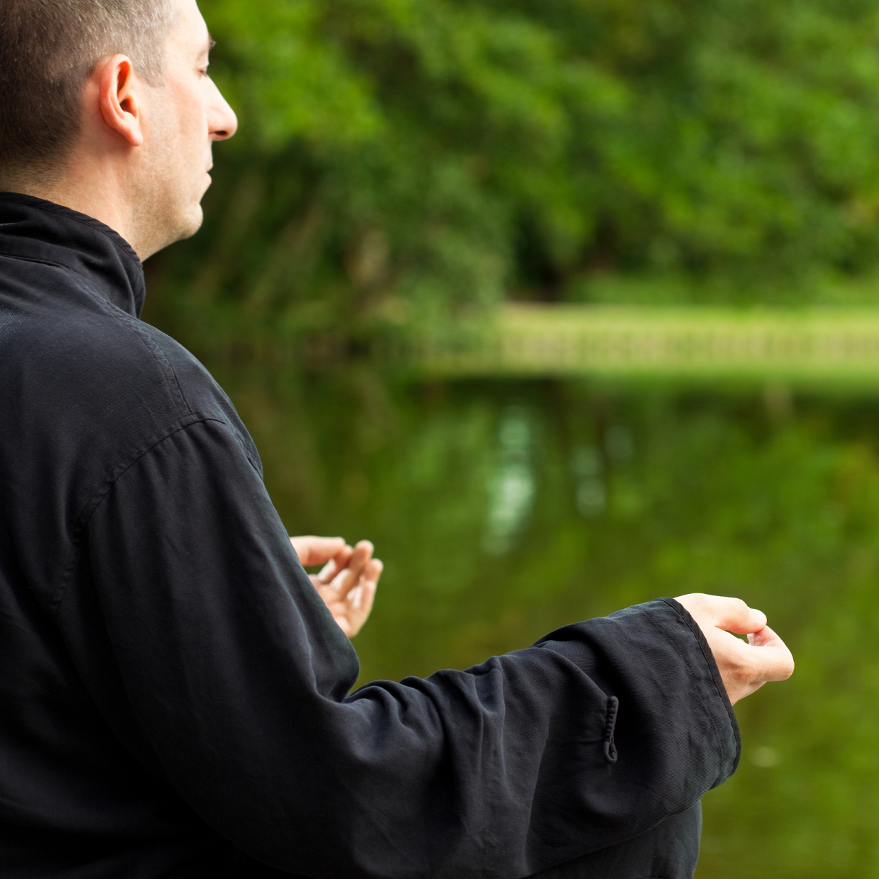 打坐练功是修行中的重要方式,通过打坐,修行者可以沉淀内心,领悟生命