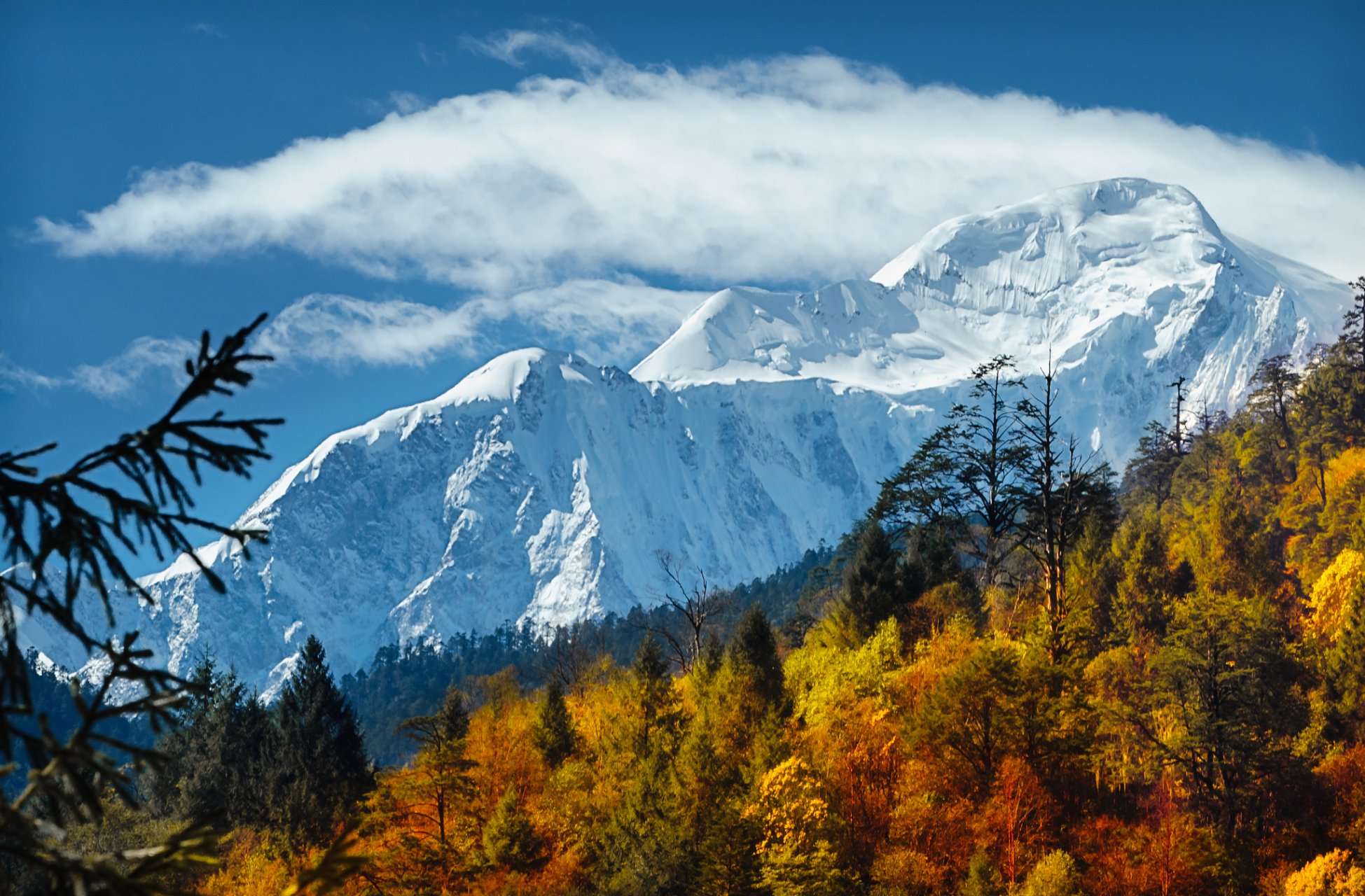 冬日畅游攻略# 川西,那是一处与雪山亲近的仙境,在秋日的怀抱中感受