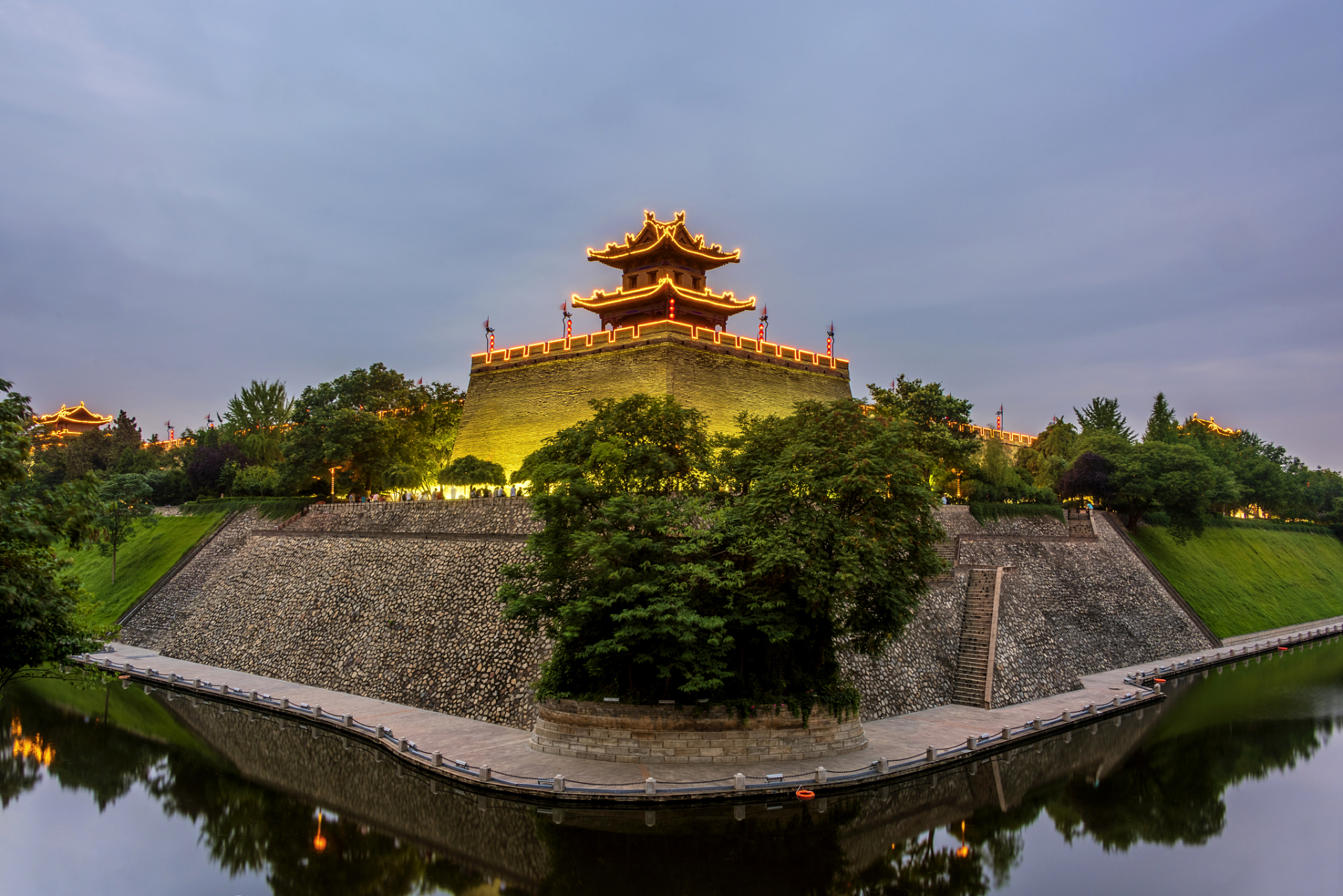 西安城墙——古老的历史与现代美景完美结合的地方  想象一下,你站在