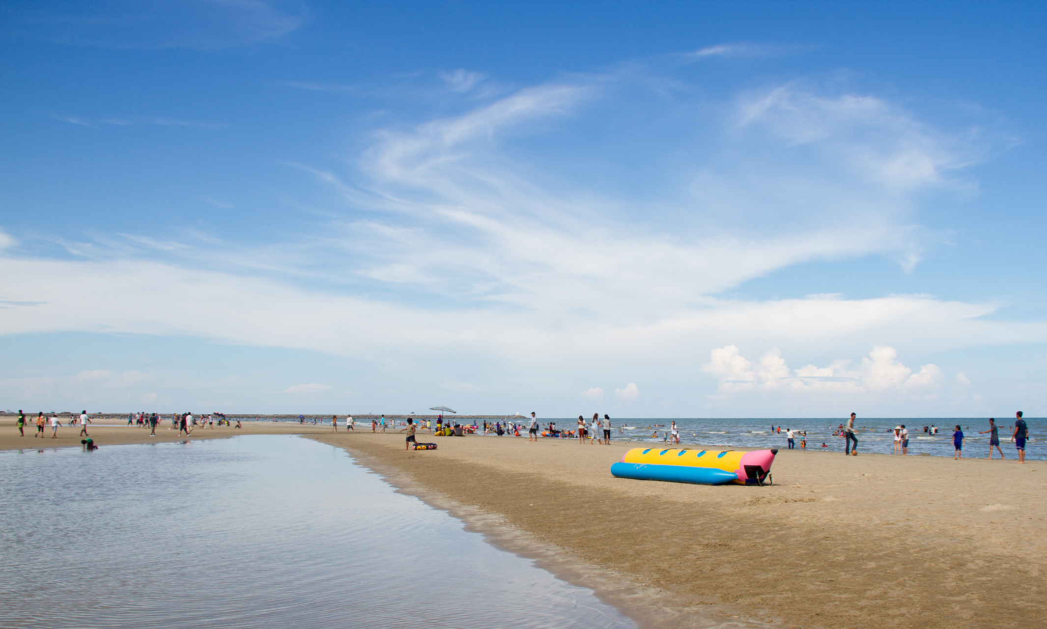 玉带滩,一条自然形成的地形狭长的沙滩半岛,又名金沙滩,位于海南博整.