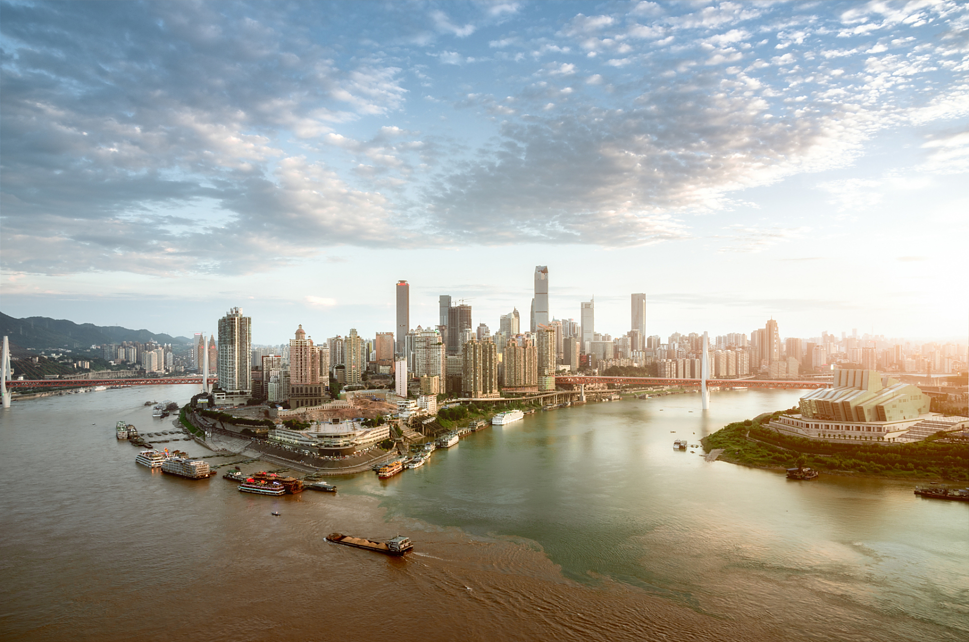 重庆两江交汇现鸳鸯锅奇观  近日,在重庆,长江与嘉陵江交汇处一场奇特