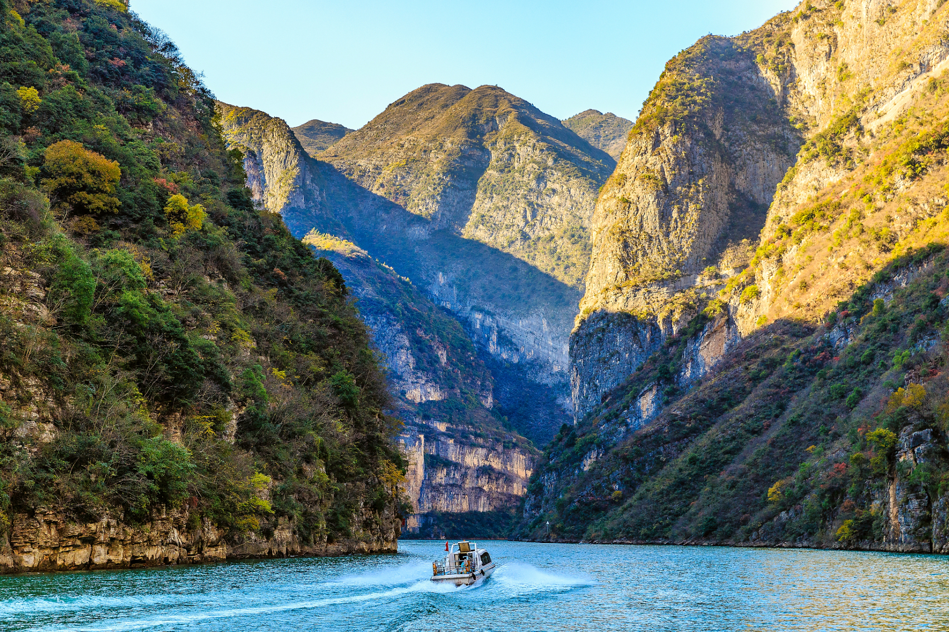 游览小三峡,你可以乘坐游轮,欣赏沿途的红叶和壮丽的山峡风景