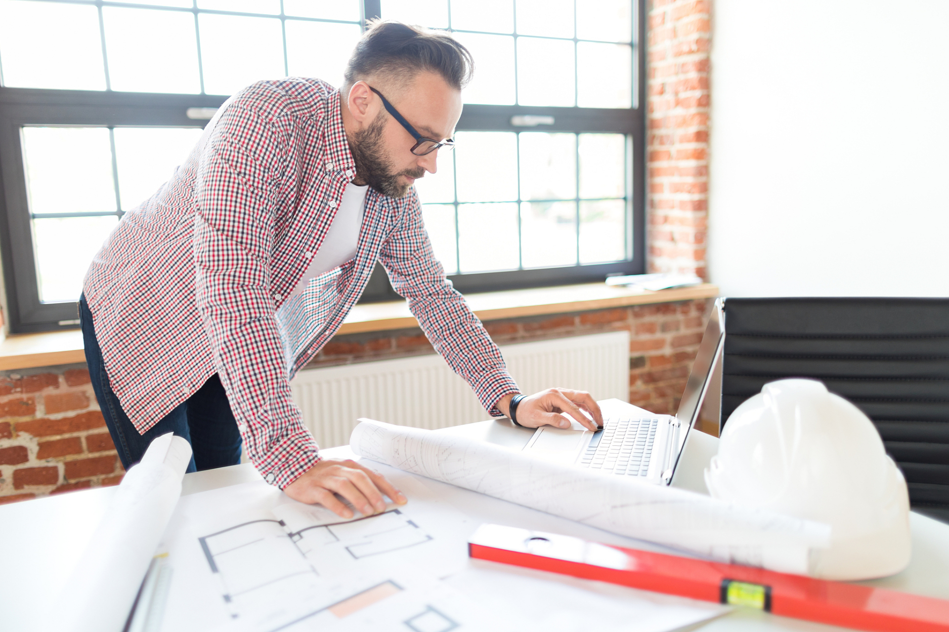 室内设计师的工作内容包括但不限于以下方面: 与客户沟通,了解客户的