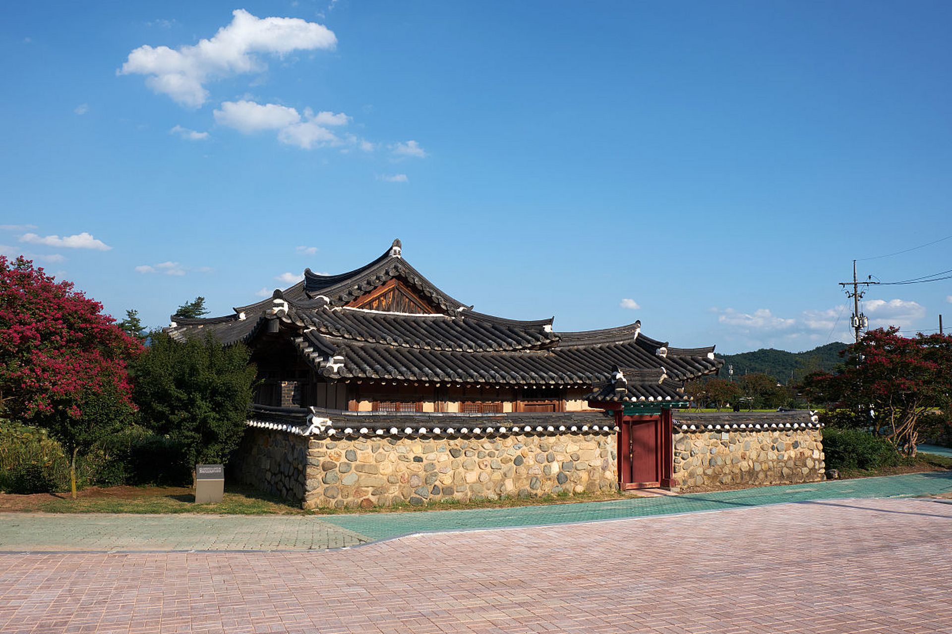 济州古城民俗文化园,位于五彩万象城东,汇聚传统历史文化为主题元素