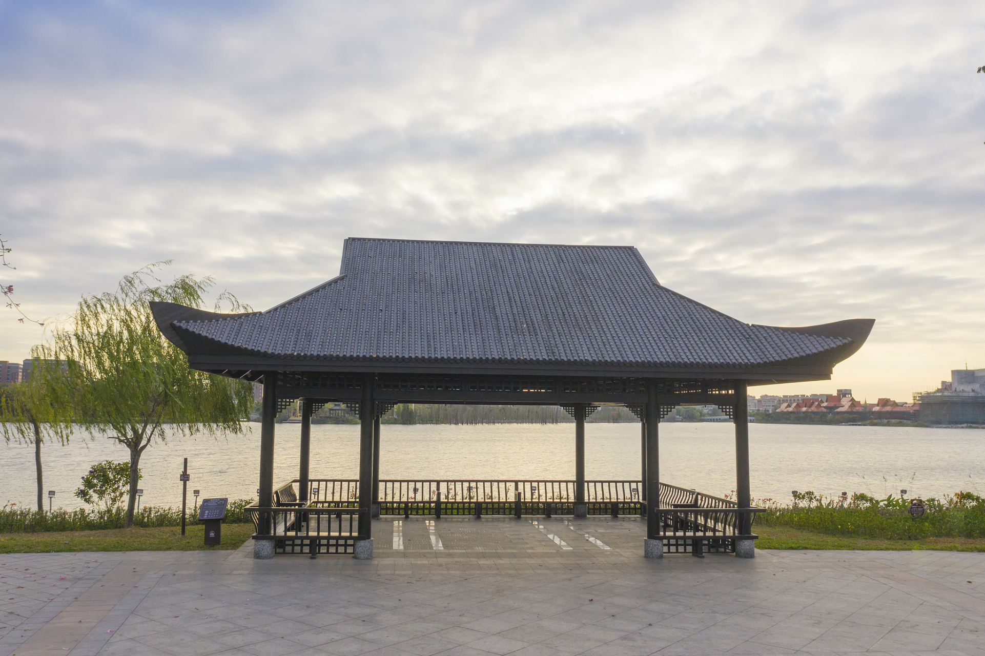 "美人靠"是徽州民宅楼上天井四周设置的靠椅的雅称.