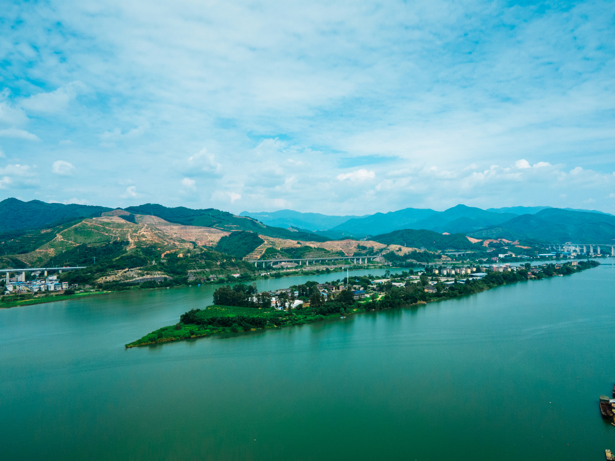 首先,我来到了新昌的大佛寺.这座寺庙建于唐朝,至今已有千年的历史.