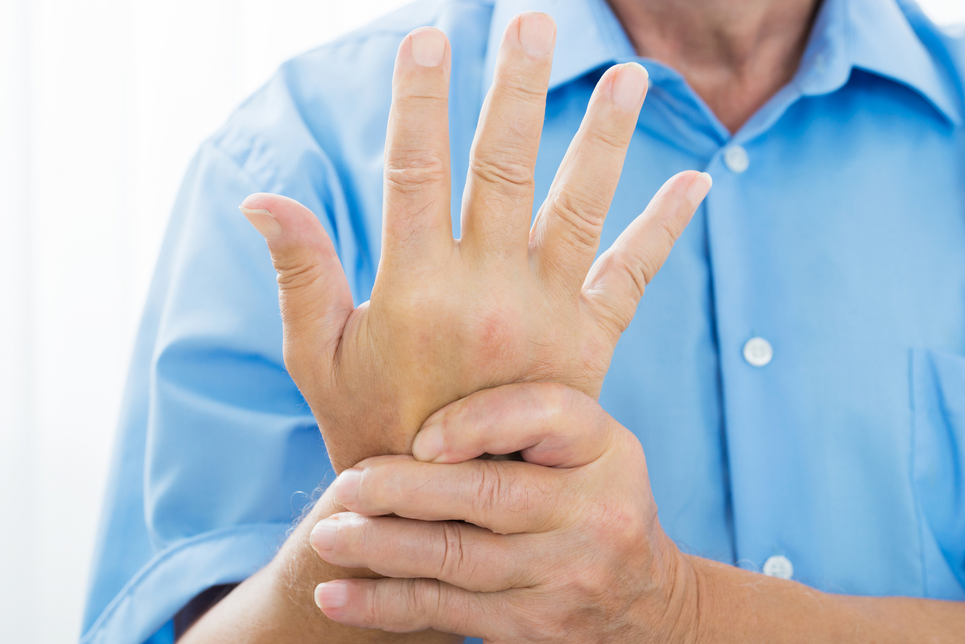 风湿免疫病# 左手发麻是什么病征兆怎么解决?