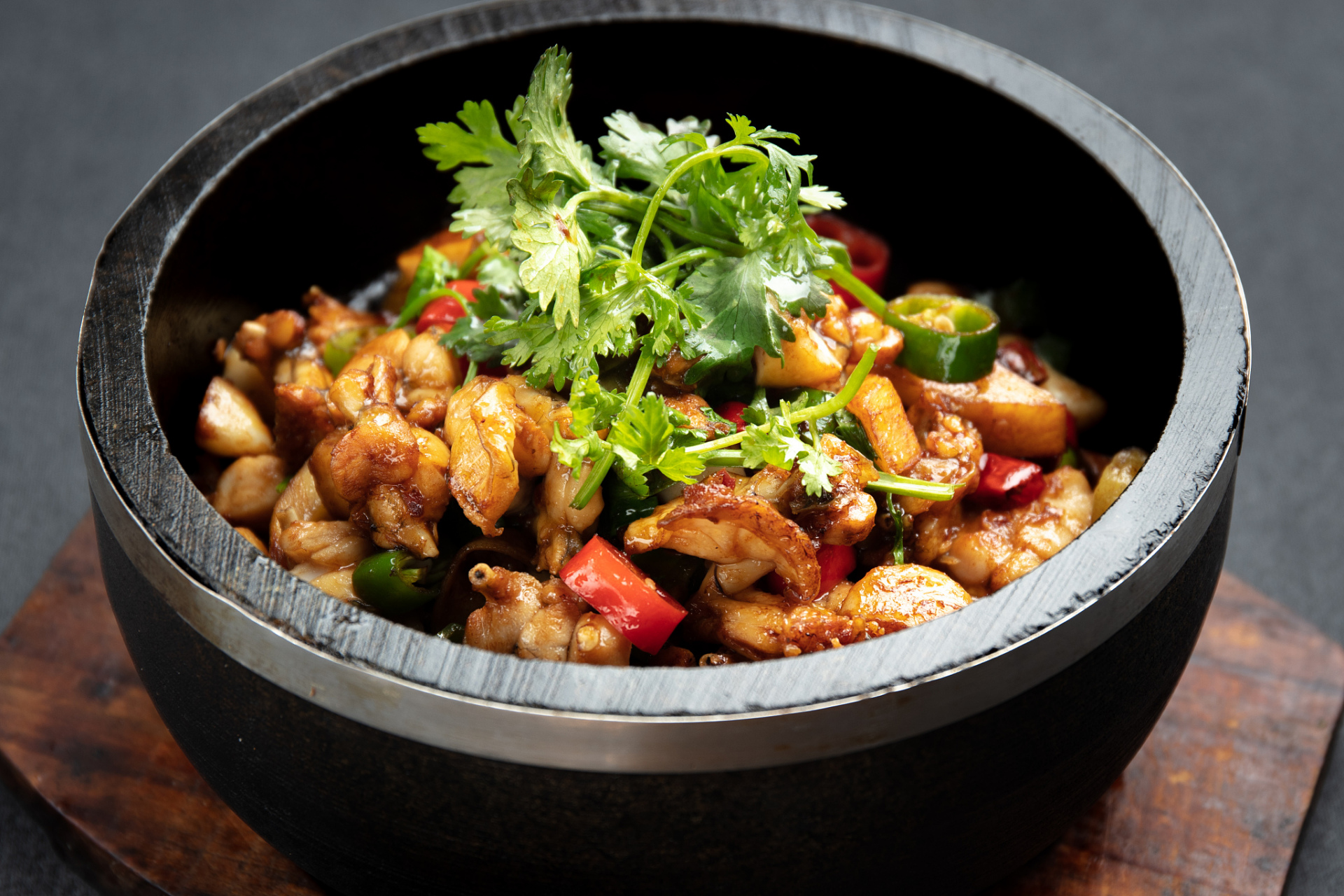 加入葱姜水,盐,胡椒粉,料酒抓拌均匀,加入适量的红薯淀粉拌匀,给牛蛙